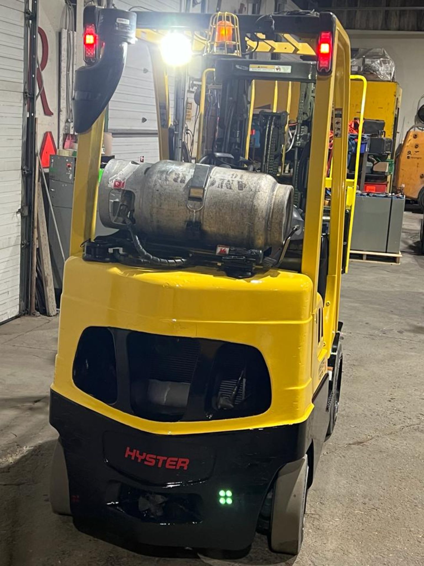 2014 Hyster 5,000lbs Forklift LPG (propane powered) with Sideshift and 3-stage Mast (no propane tank - Image 3 of 5