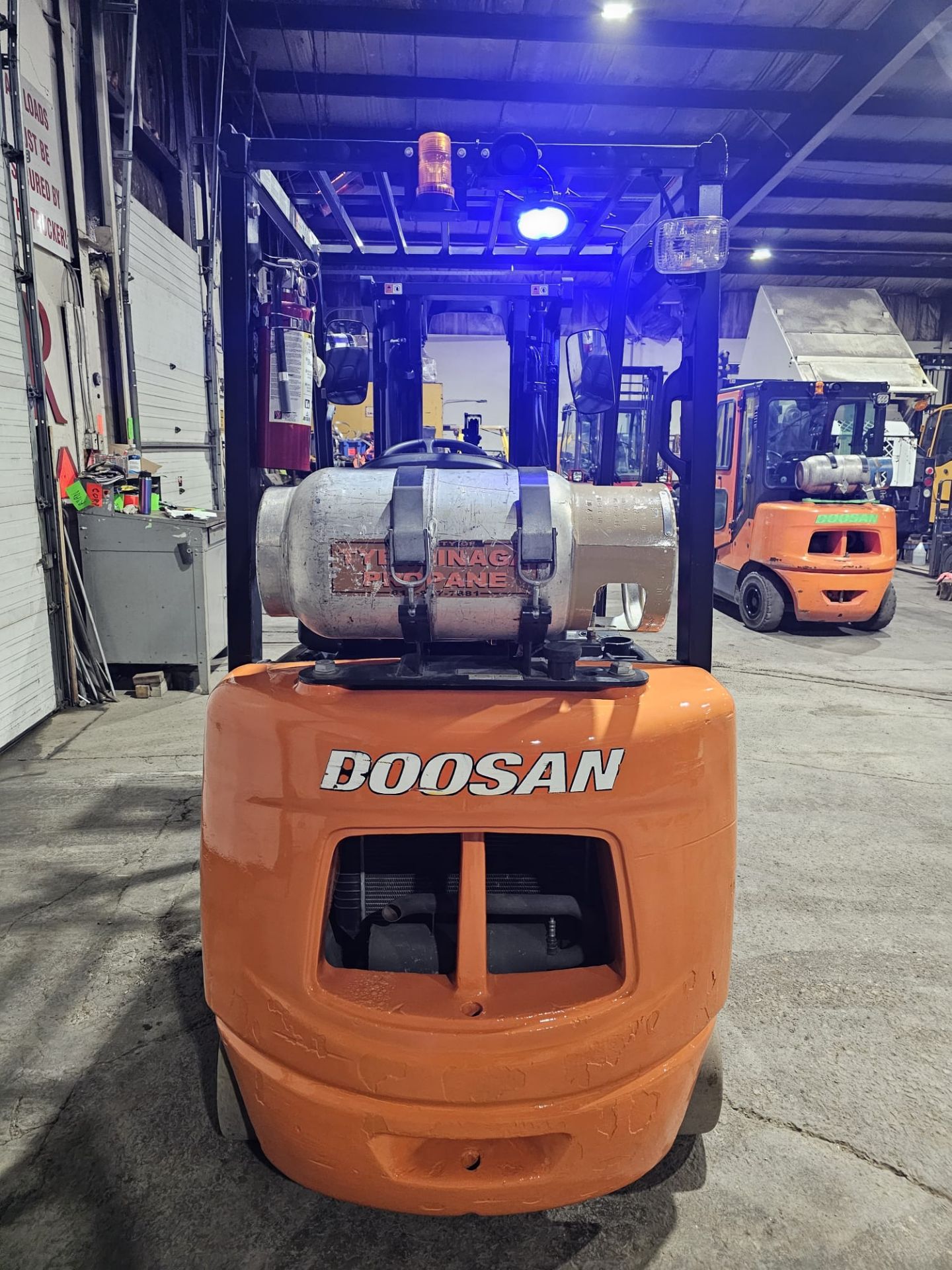 2015 DOOSAN 5,000lbs Capacity LPG (Propane) Forklift with sideshift 3-STAGE MAST with 189" LOAD - Image 3 of 5
