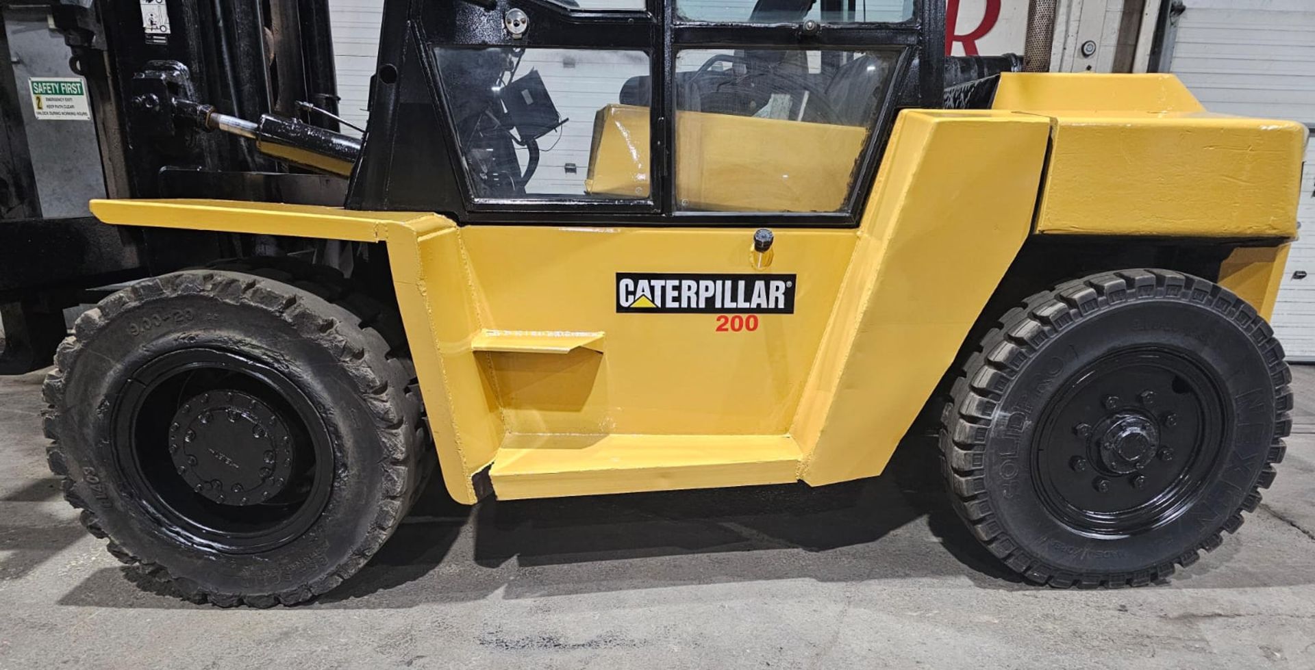 CATERPILLAR 20,000lbs Capacity LPG (Propane) OUTDOOR Forklift with 72" Forks & 146" load height with - Image 2 of 9