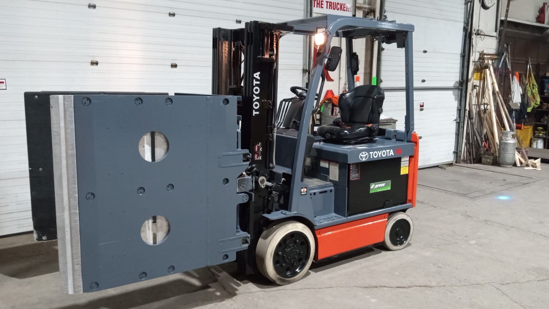 2016 Toyota 5,000lbs Capacity Electric Forklift 48V with LORON CLAMP & 3-STAGE MAST & Non Marking - Image 3 of 11