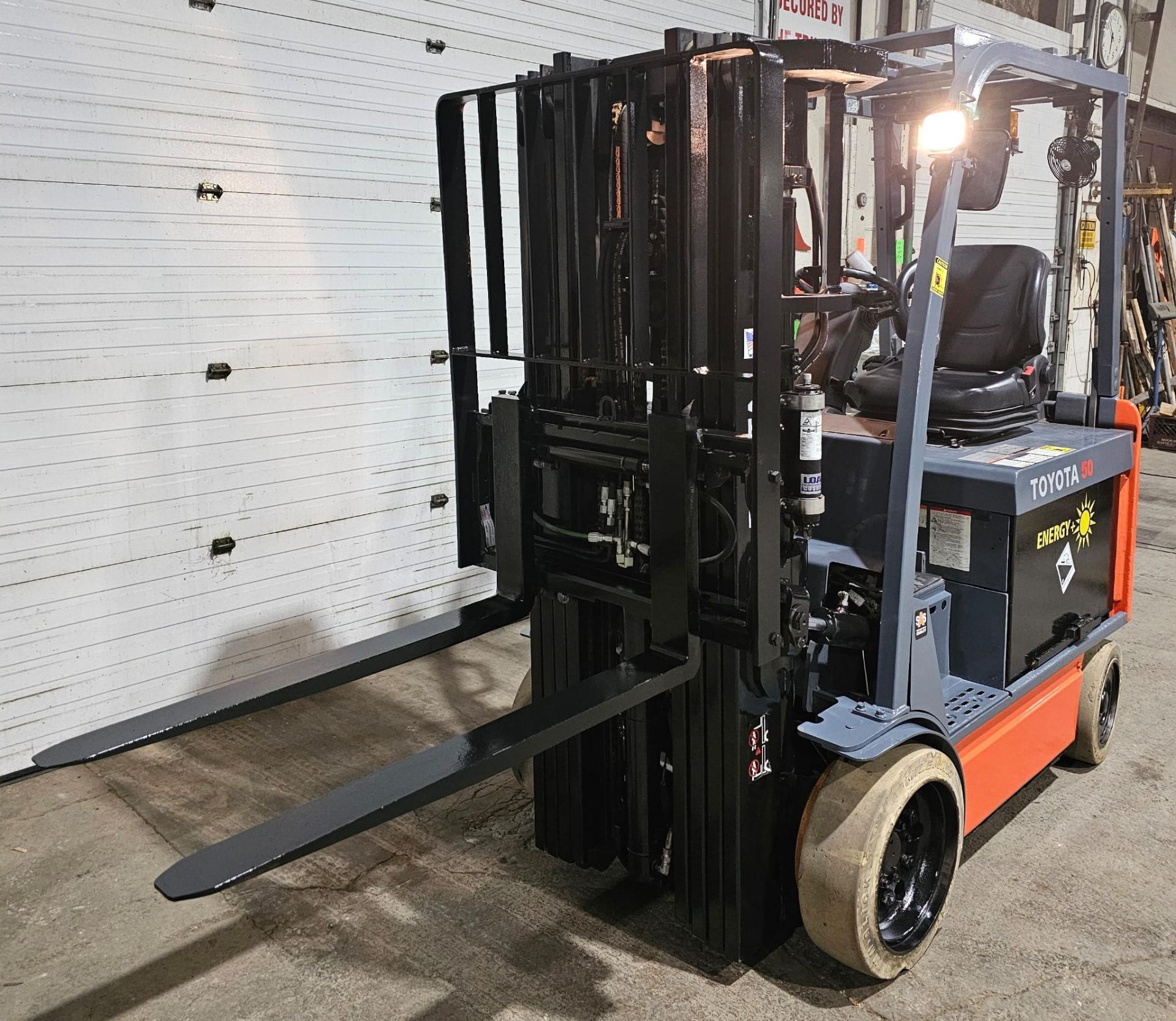 2017 Toyota 5,000lbs Capacity Electric Forklift 4-Stage Mast 48V with sideshift 241" load height & 4 - Image 8 of 9