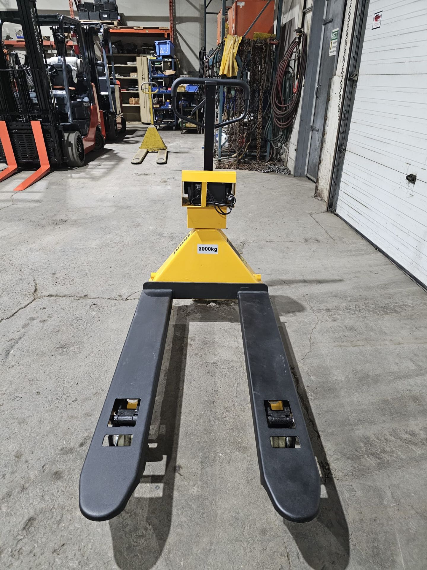 Brand New Omni Pallet Truck Walkie 6,000lbs / 3,000kg capacity with Built On Digital Scale & Charger - Image 2 of 5