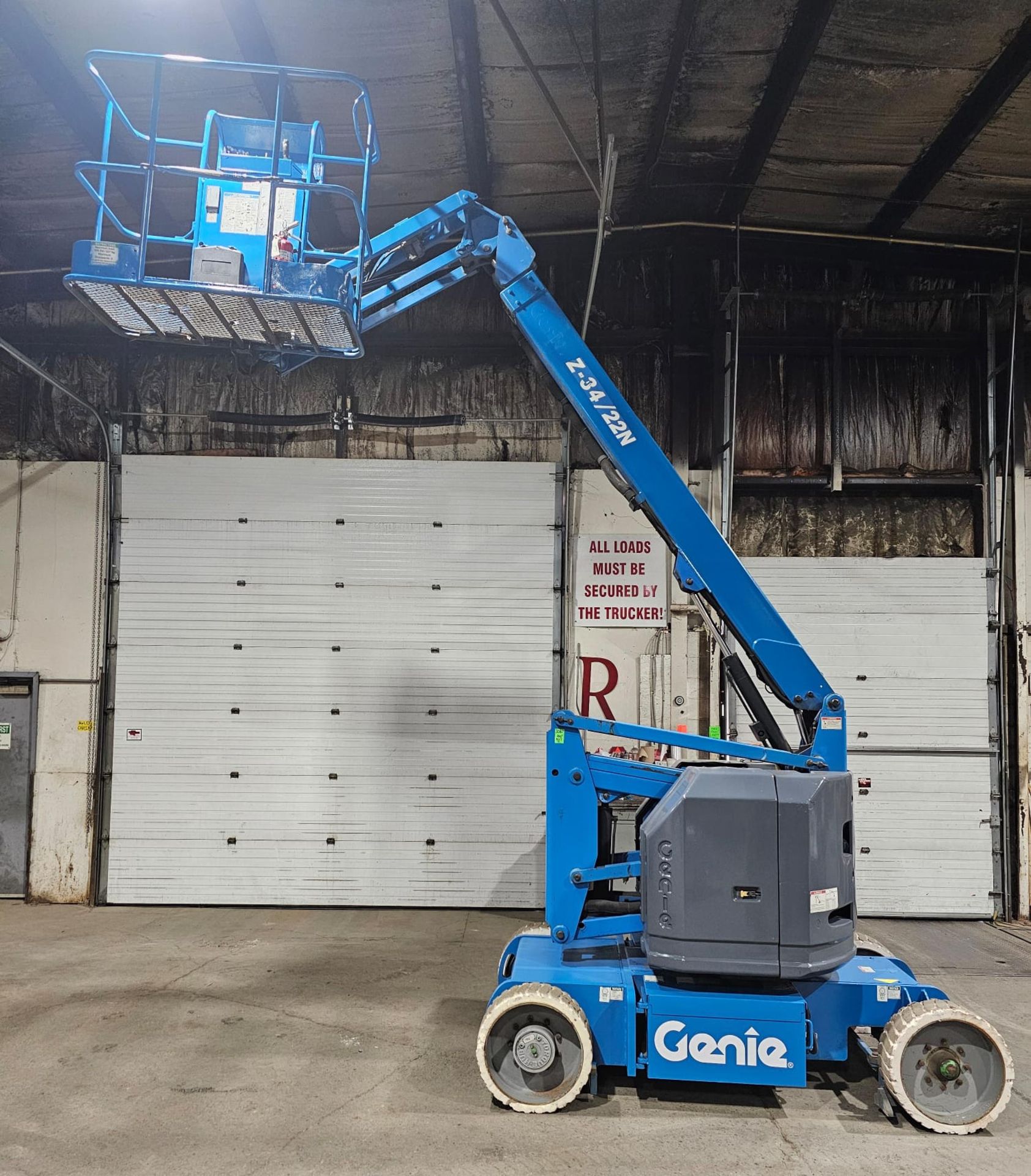 2007 Genie model Z-30-N Zoom Boom Electric Motorized Man Lift 30' Height & 21' Reach - with 24V - Image 7 of 9