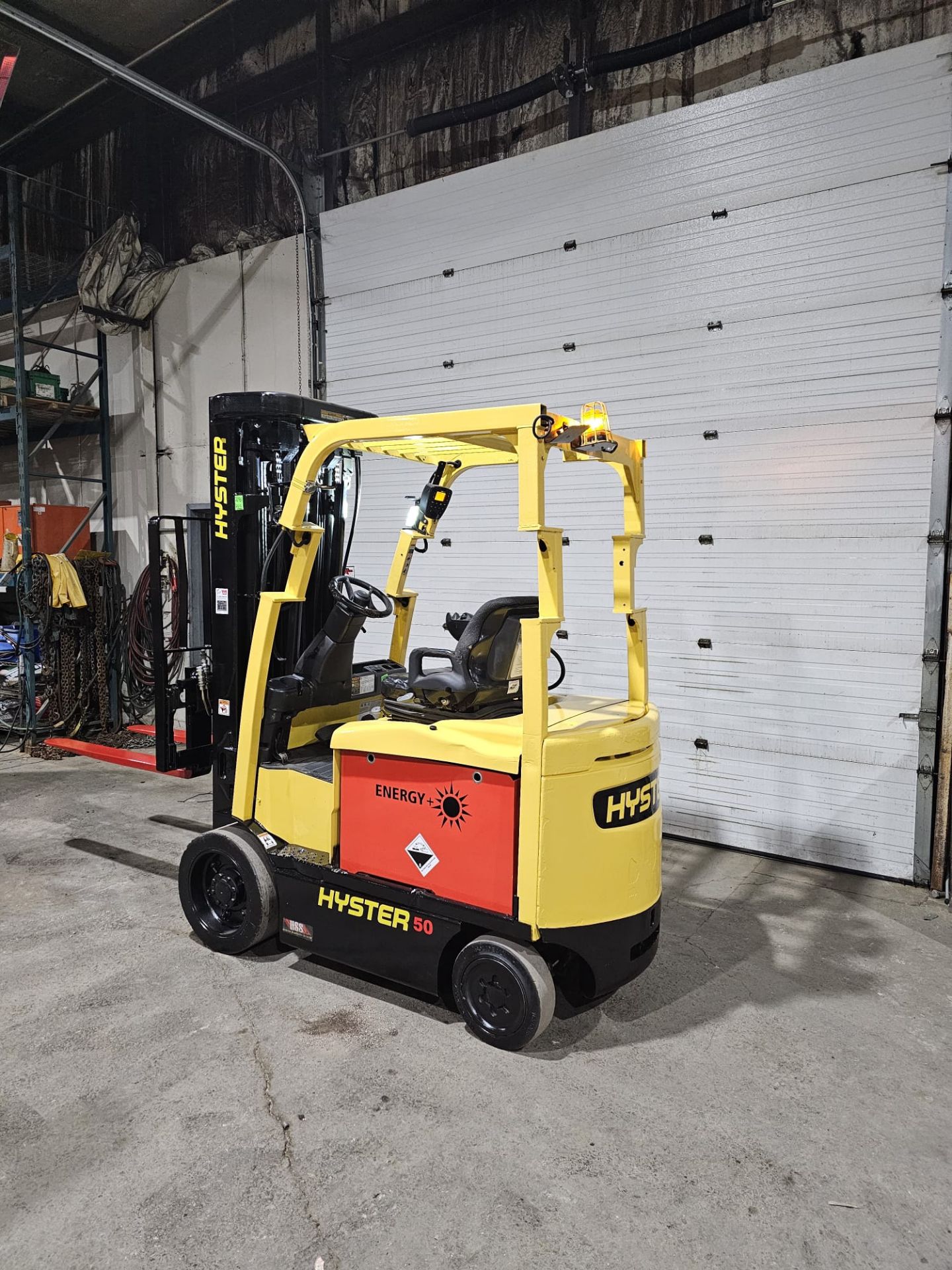 2015 Hyster 5,000lbs Capacity Forklift BRAND NEW BATTERY 48V 4-STAGE MAST with sideshift with 4 - Image 2 of 7
