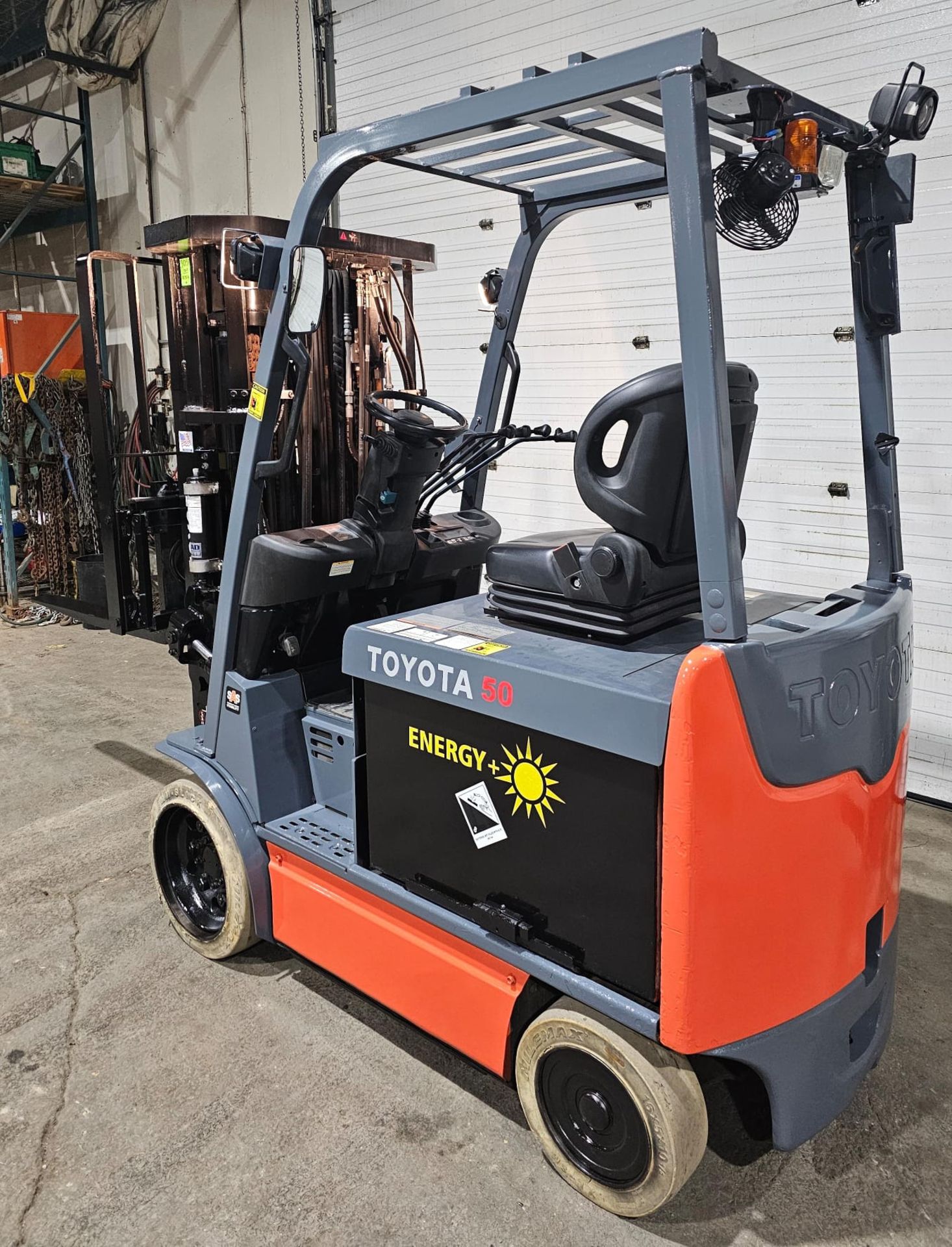 2017 Toyota 5,000lbs Capacity Electric Forklift 4-Stage Mast 48V with sideshift 241" load height & 4 - Image 6 of 9