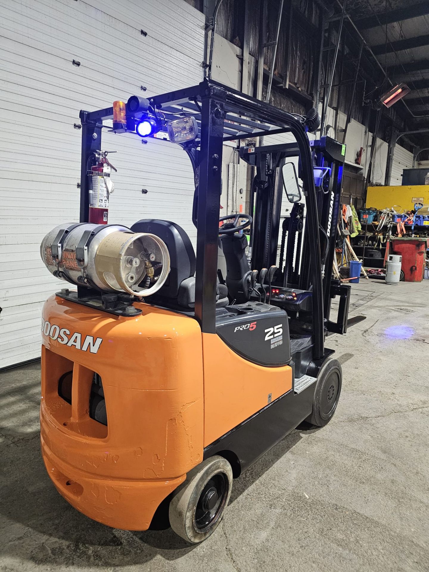 2015 DOOSAN 5,000lbs Capacity LPG (Propane) Forklift with sideshift 3-STAGE MAST with 189" LOAD - Image 2 of 5