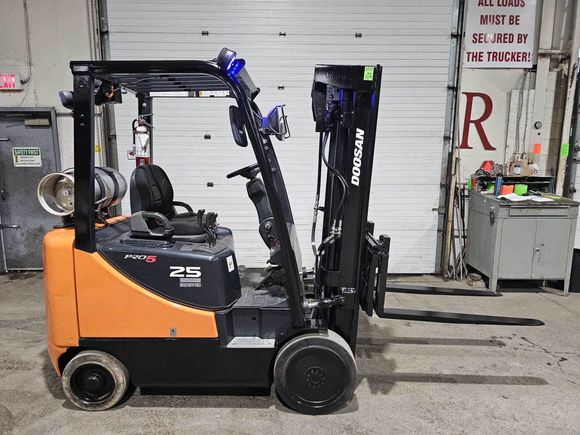 2015 DOOSAN 5,000lbs Capacity LPG (Propane) Forklift with sideshift 3-STAGE MAST with 189" LOAD
