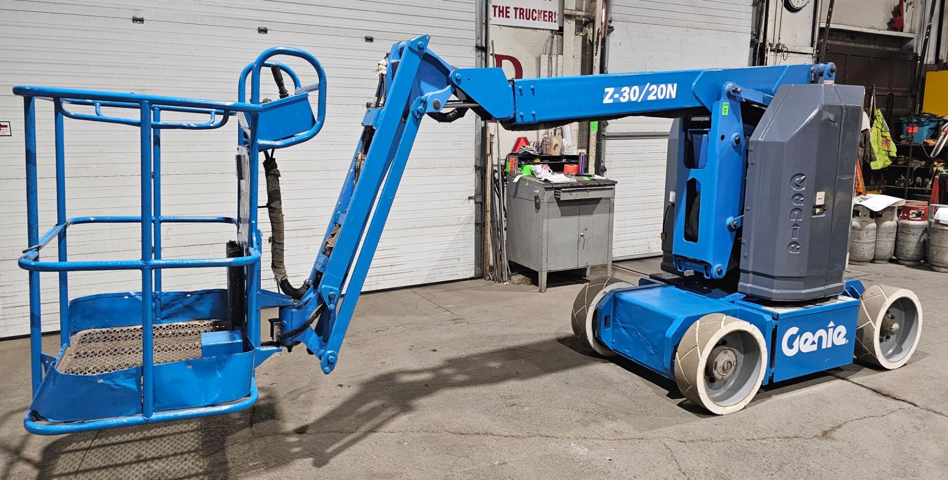 Genie model Z-30/20N Zoom Boom Electric Motorized Man Lift 30' Height & 21' Reach - with 24V Battery - Image 8 of 9