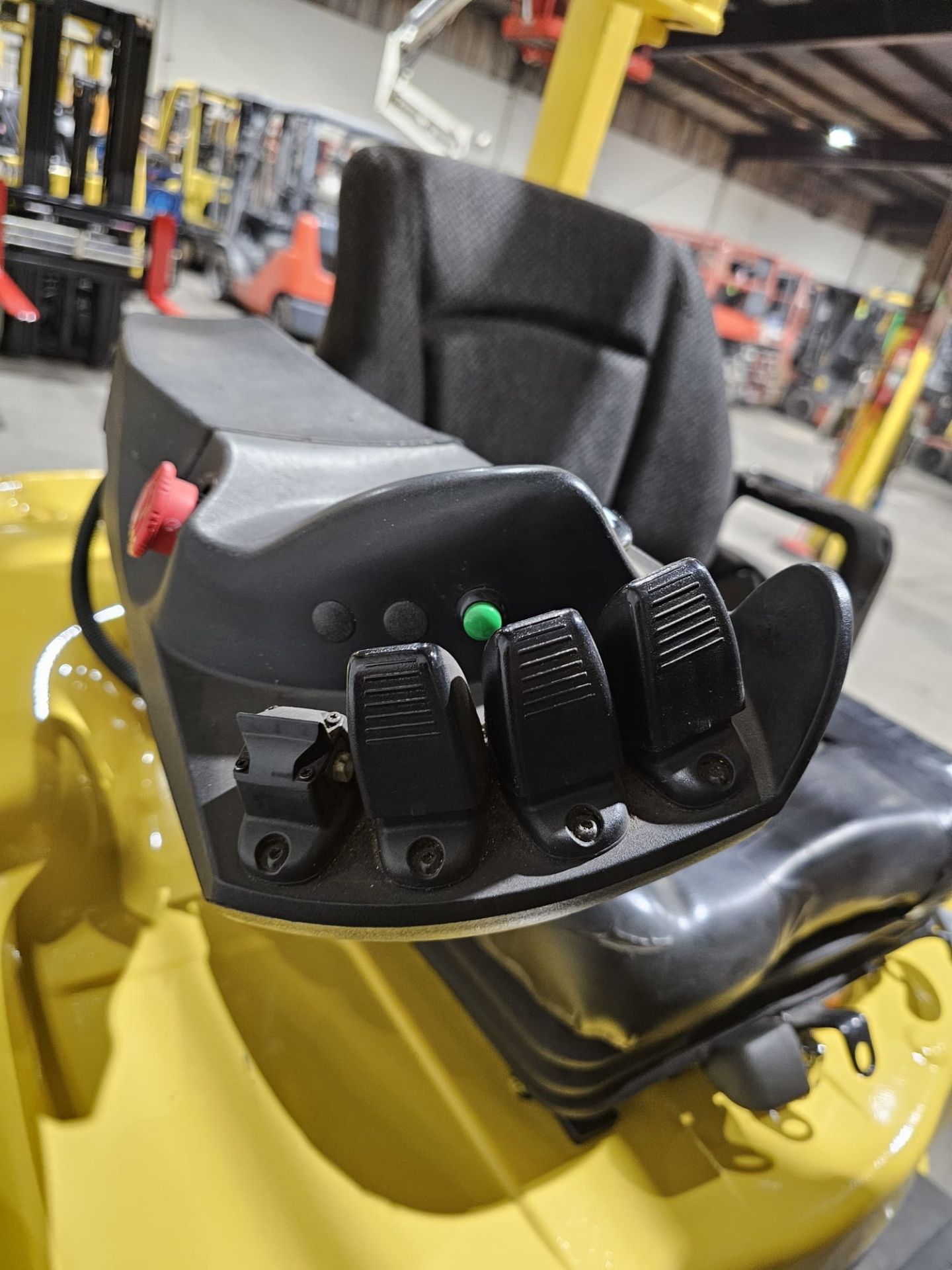 2015 Hyster 5,000lbs Capacity Forklift BRAND NEW BATTERY 48V 4-STAGE MAST with sideshift with 4 - Image 4 of 7