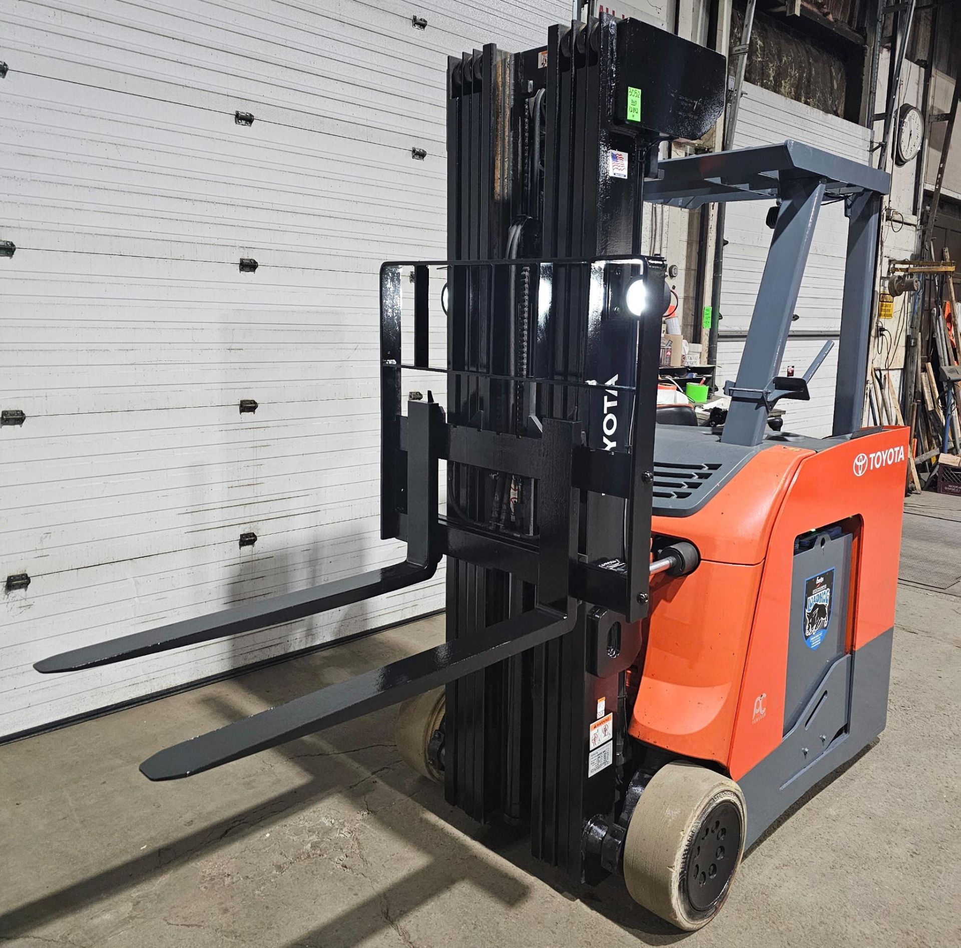 2017 Toyota 4,000lbs Capacity Forklift Electric 36V with sideshift 4-STAGE MAST 276" load height - Image 5 of 7