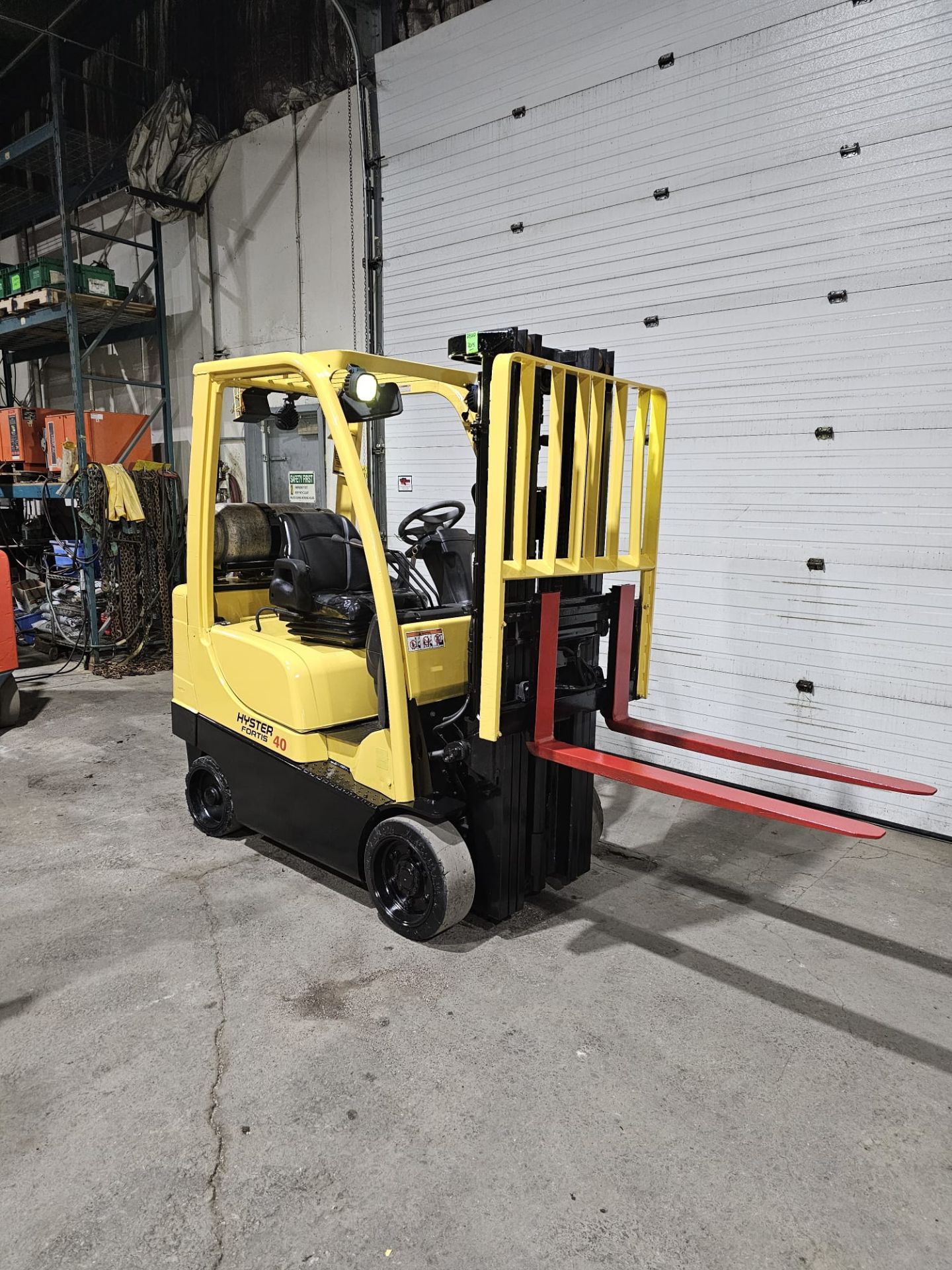 2015 Hyster 4,000lbs Capacity LPG (Propane) Forklift with sideshift and 3-STAGE MAST (no propane - Image 3 of 5