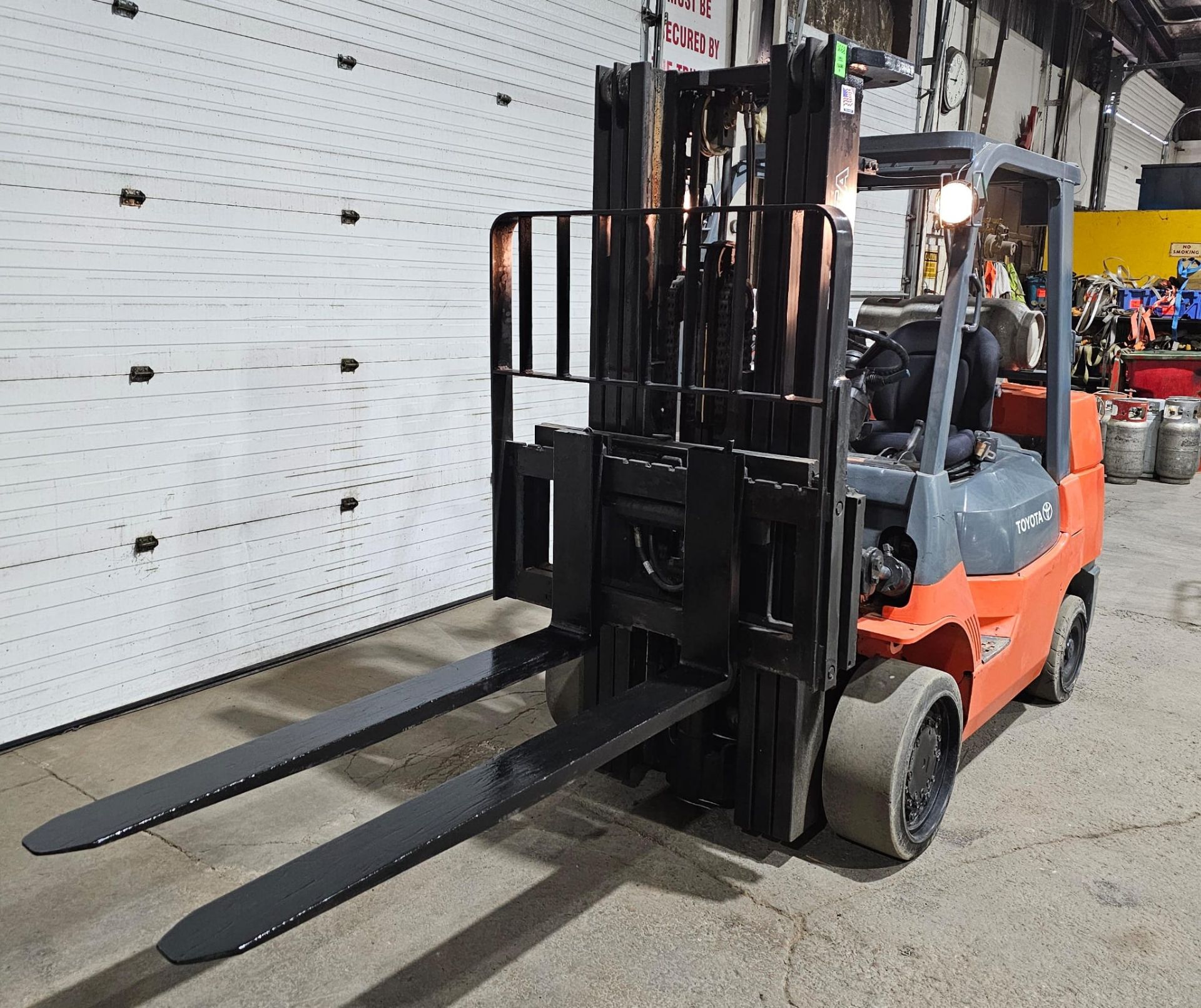 Toyota 7,000lbs Capacity LPG (Propane) Forklift with sideshift 60" Forks & 3-STAGE MAST 187" - Image 4 of 5