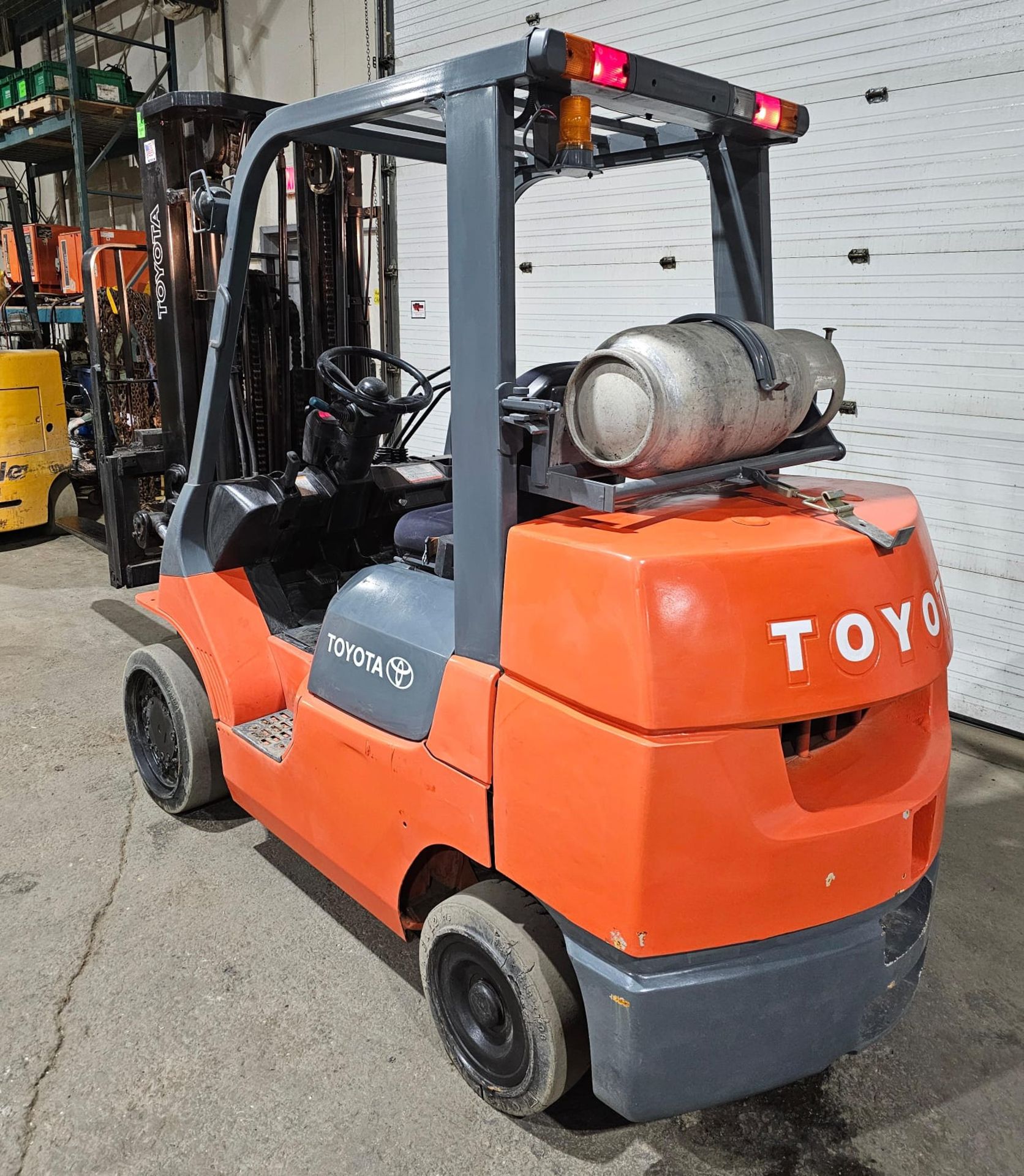 Toyota 7,000lbs Capacity LPG (Propane) Forklift with sideshift 60" Forks & 3-STAGE MAST 187" - Image 2 of 5