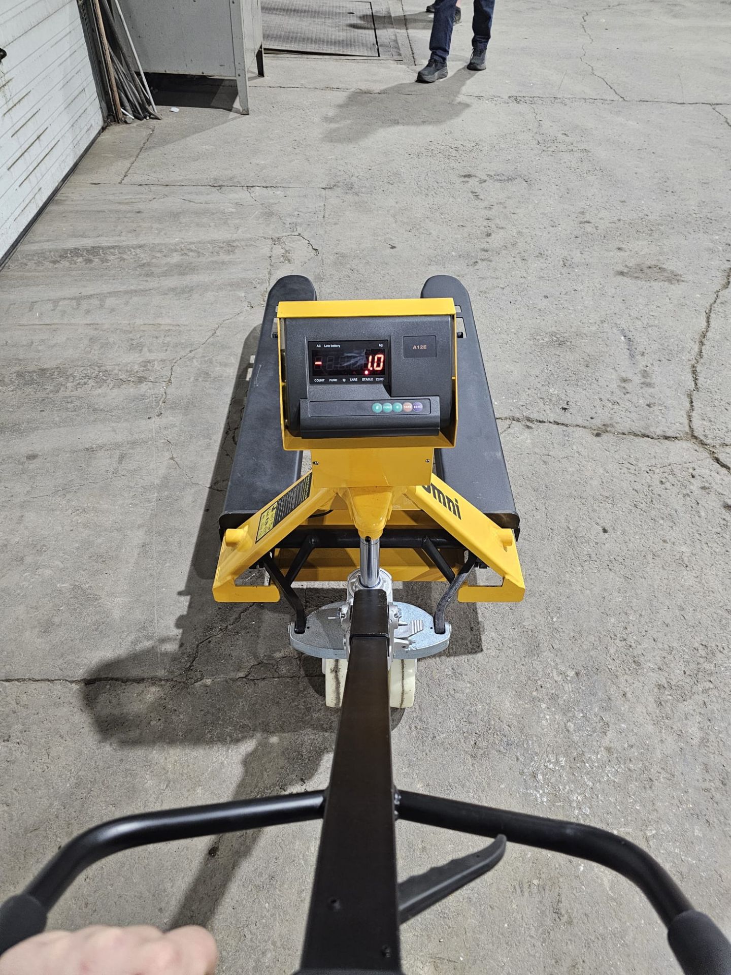 Brand New Omni Pallet Truck Walkie 6,000lbs / 3,000kg capacity with Built On Digital Scale & Charger - Image 5 of 5