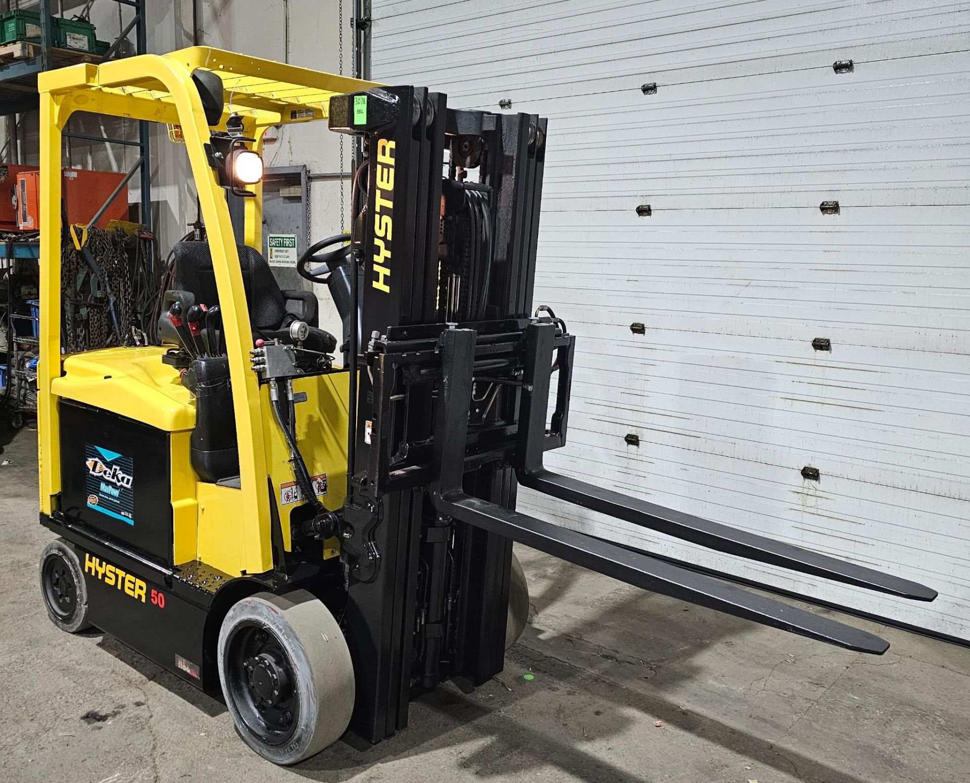 2014 Hyster 5,000lbs Capacity Electric Forklift 48V with sideshift 3-STAGE MAST 189" load height - Image 7 of 8