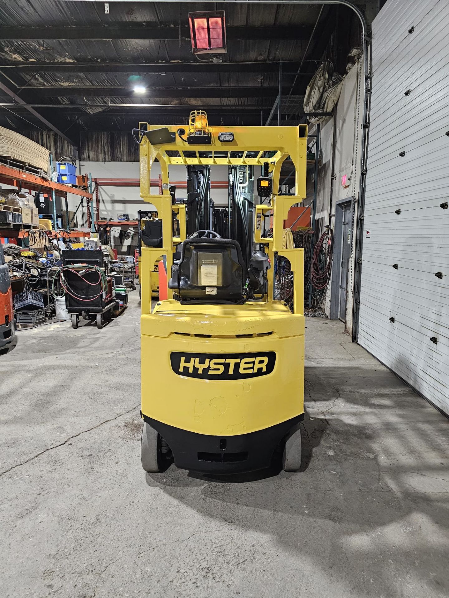 2015 Hyster 5,000lbs Capacity Forklift BRAND NEW BATTERY 48V 4-STAGE MAST with sideshift with 4 - Image 6 of 7