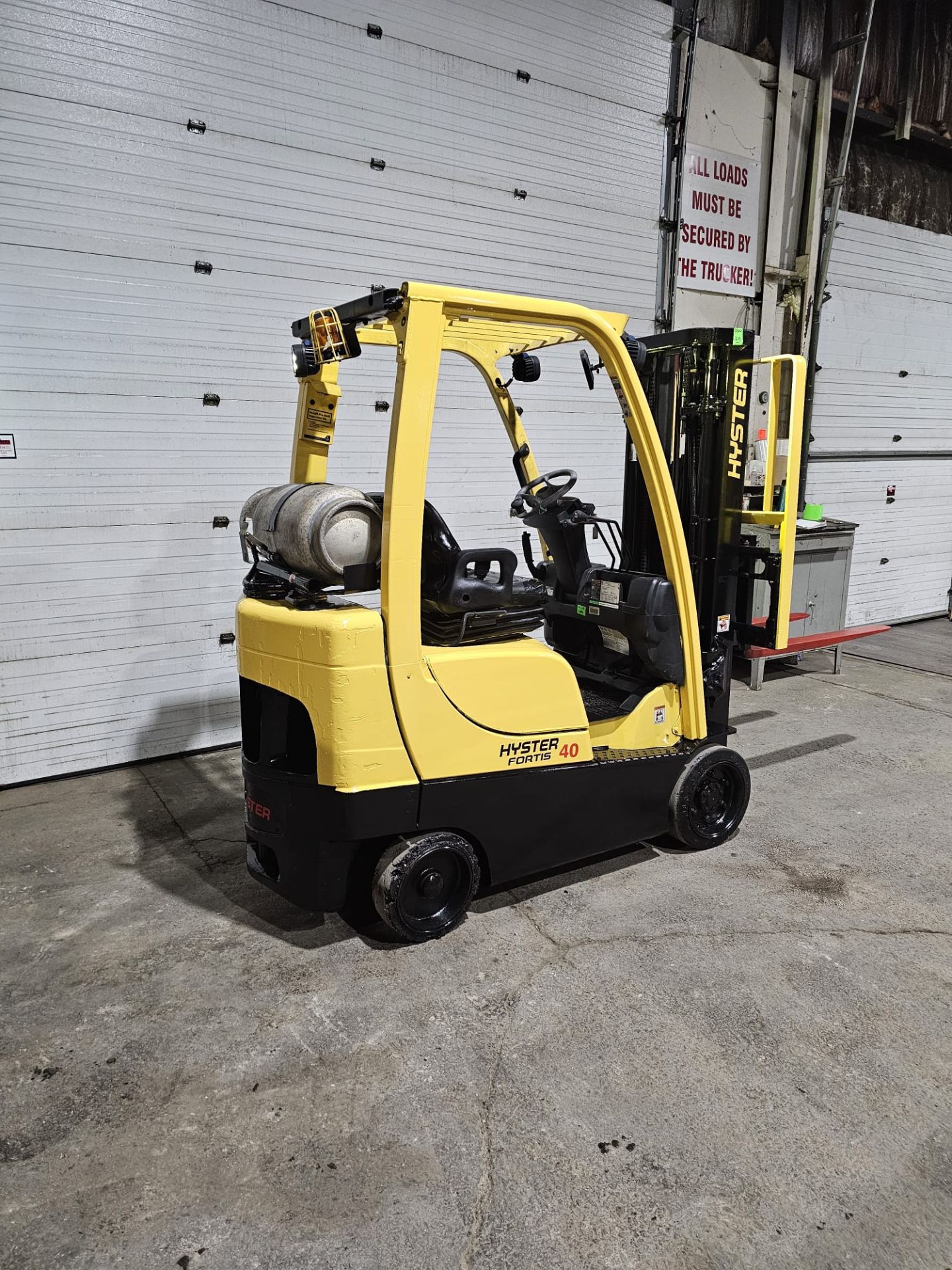 2015 Hyster 4,000lbs Capacity LPG (Propane) Forklift with sideshift and 3-STAGE MAST (no propane - Image 2 of 5