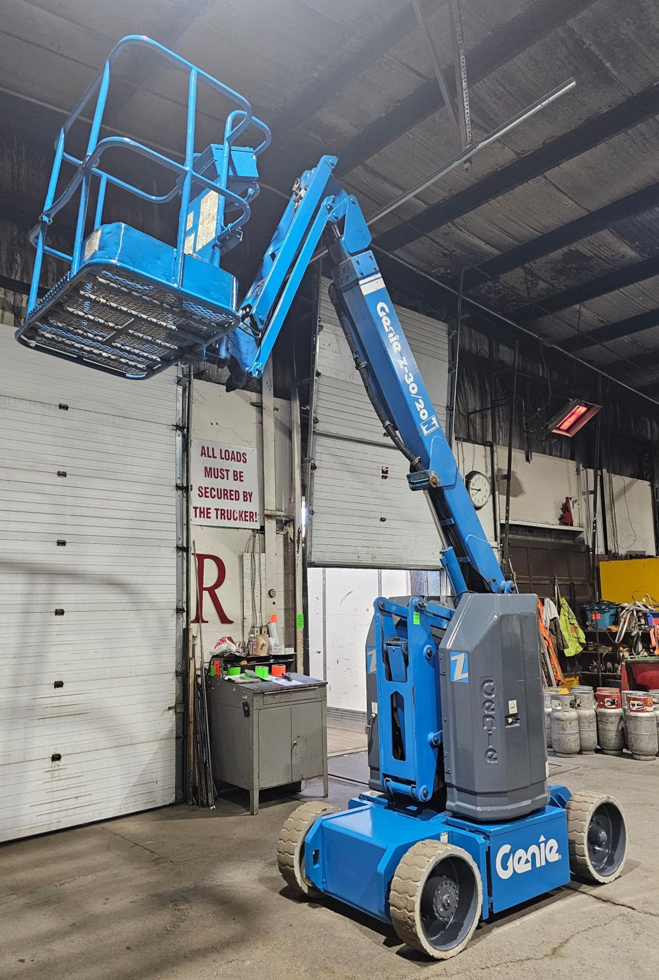 Genie model Z-30-N Zoom Boom Electric Motorized Man Lift 30' Height & 21' Reach - with 24V Battery - Image 6 of 10