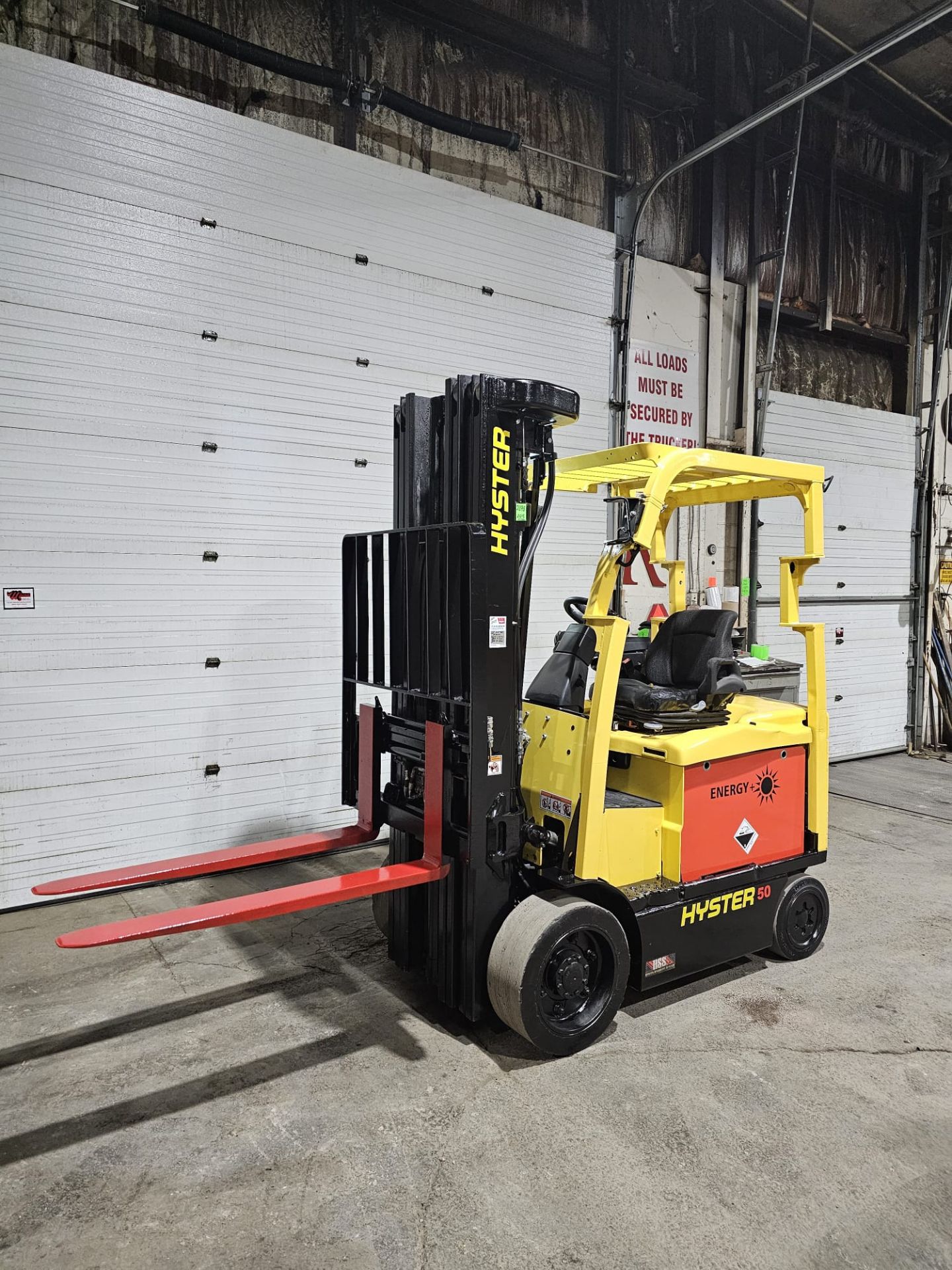 2015 Hyster 5,000lbs Capacity Forklift BRAND NEW BATTERY 48V 4-STAGE MAST with sideshift with 4 - Image 3 of 7