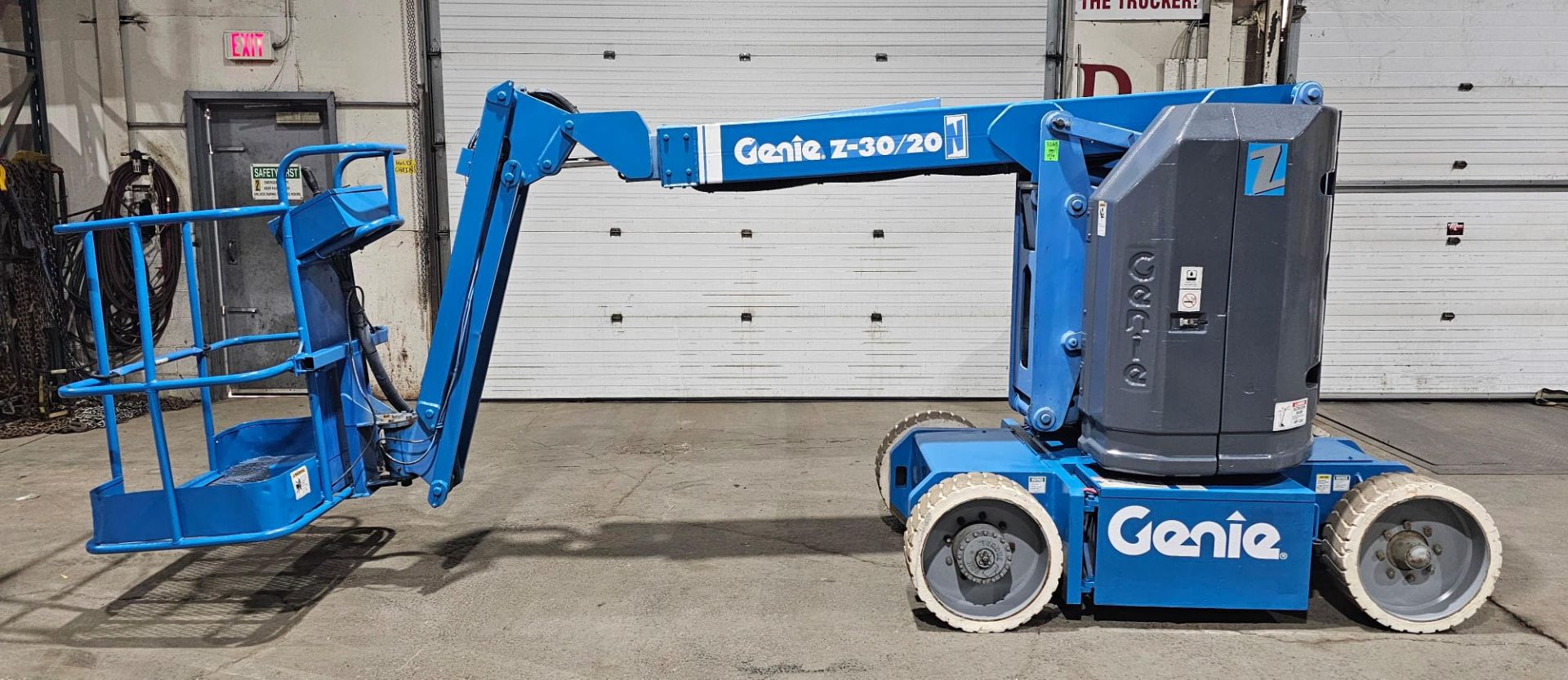Genie model Z-30/20N Zoom Boom Electric Motorized Man Lift 30' Height & 21' Reach - with 24V Battery - Image 5 of 10