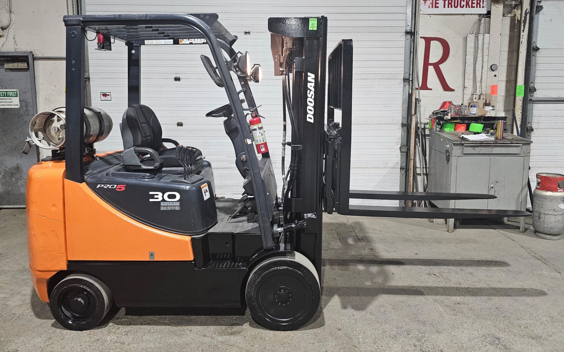 2017 DOOSAN 6,000lbs Capacity LPG (Propane) Forklift with sideshift & 3-STAGE MAST 189" load