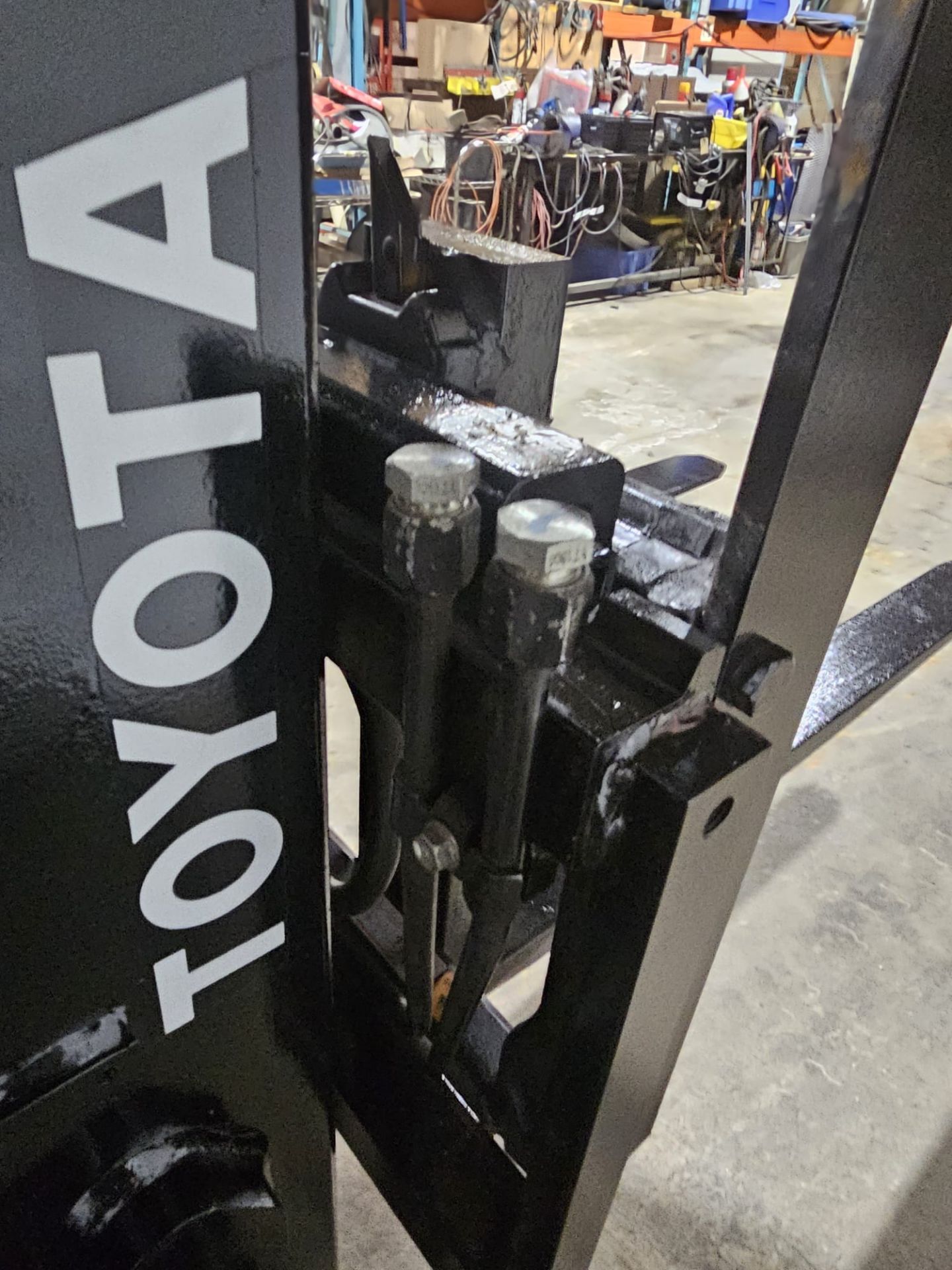 2017 Toyota 5,000lbs Capacity Electric Forklift 4-Stage Mast 48V with sideshift 241" load height & 4 - Image 3 of 9