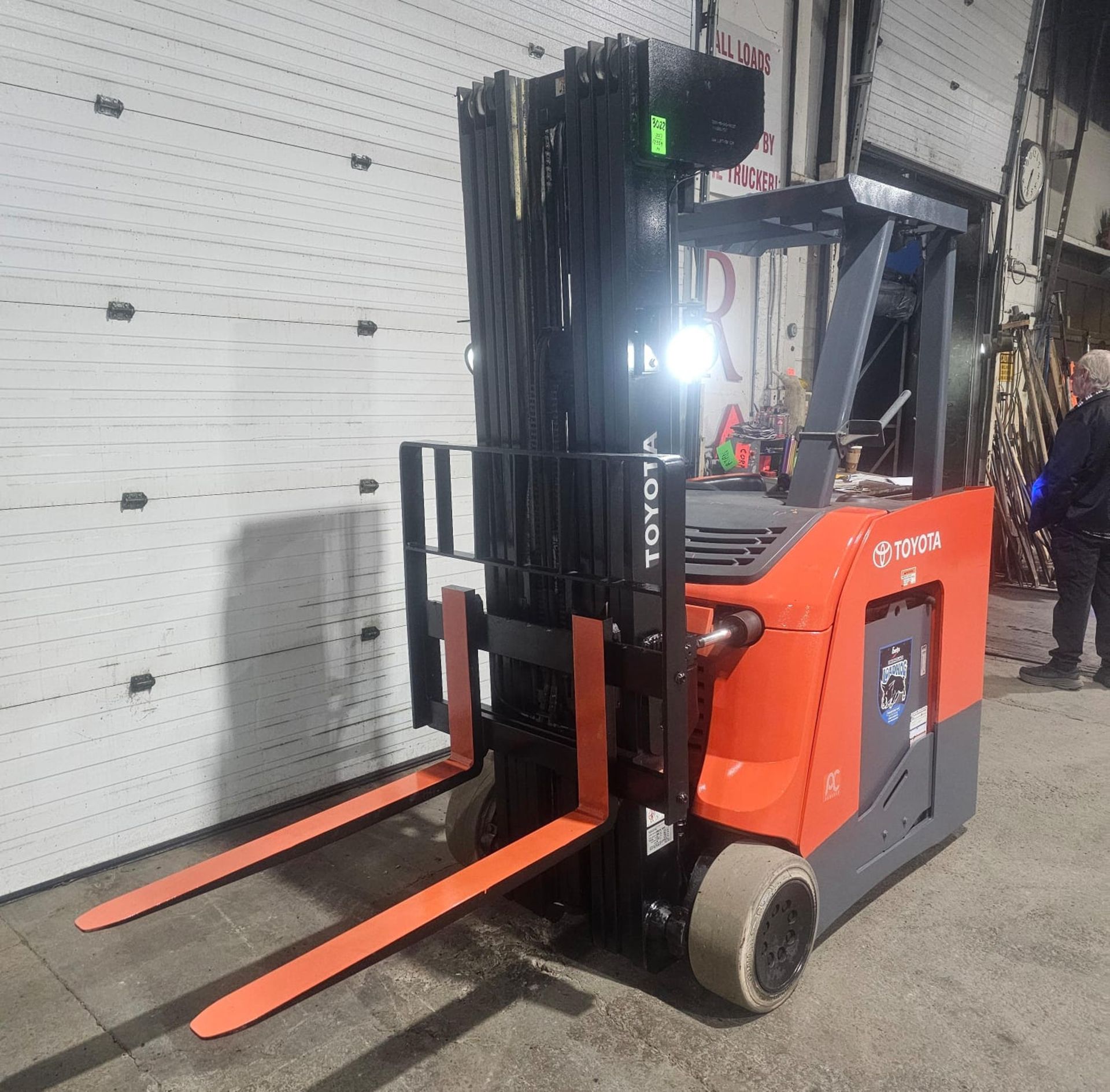 2017 Toyota 4,000lbs Capacity Forklift Electric 36V with sideshift & 4-STAGE MAST 276" max load - Image 7 of 9