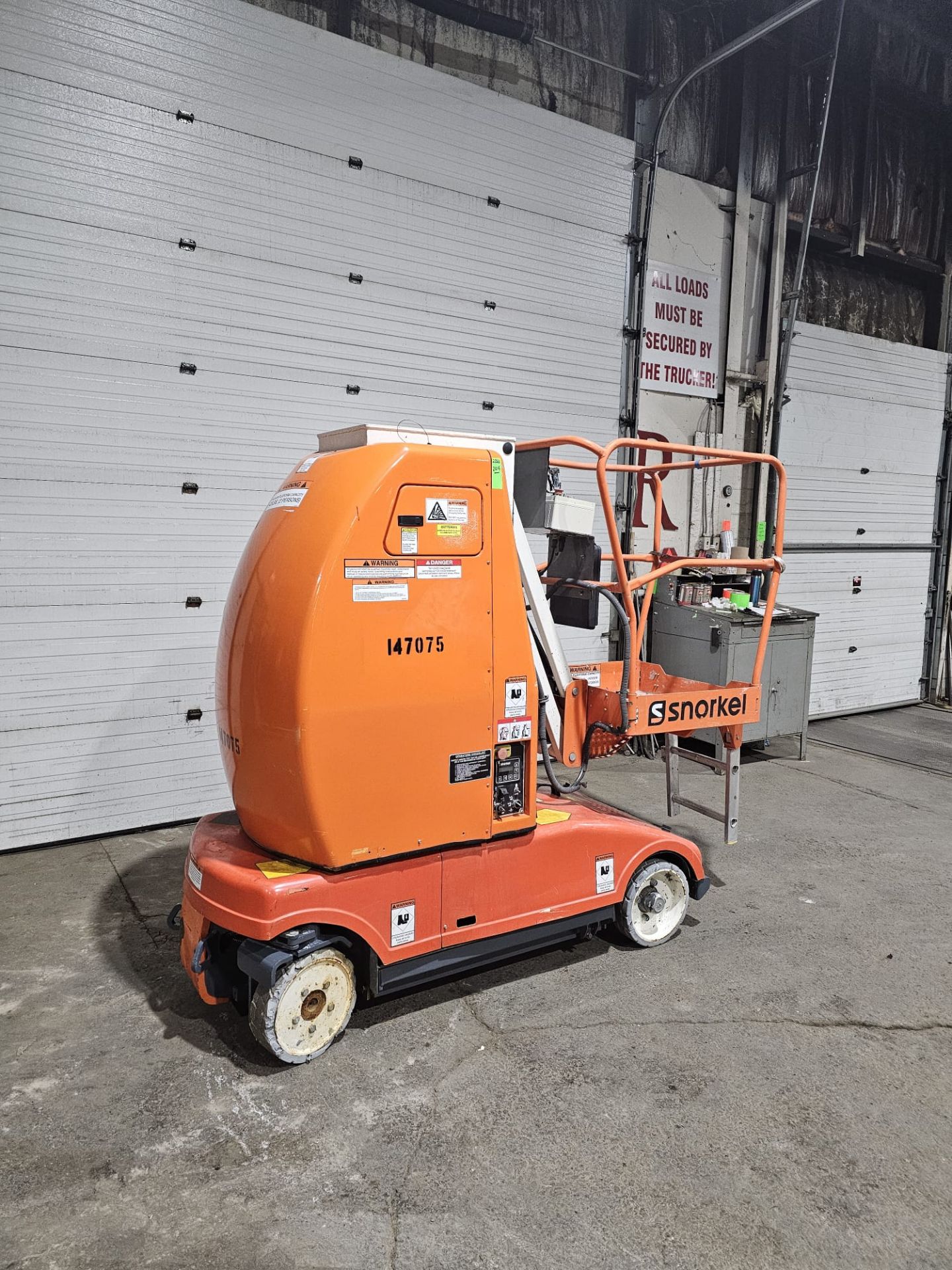 2019 Snorkel Model MB20J Mast Boom Lift Unit ManLift with 26' Working Height 24V Indoor Non- - Image 4 of 11