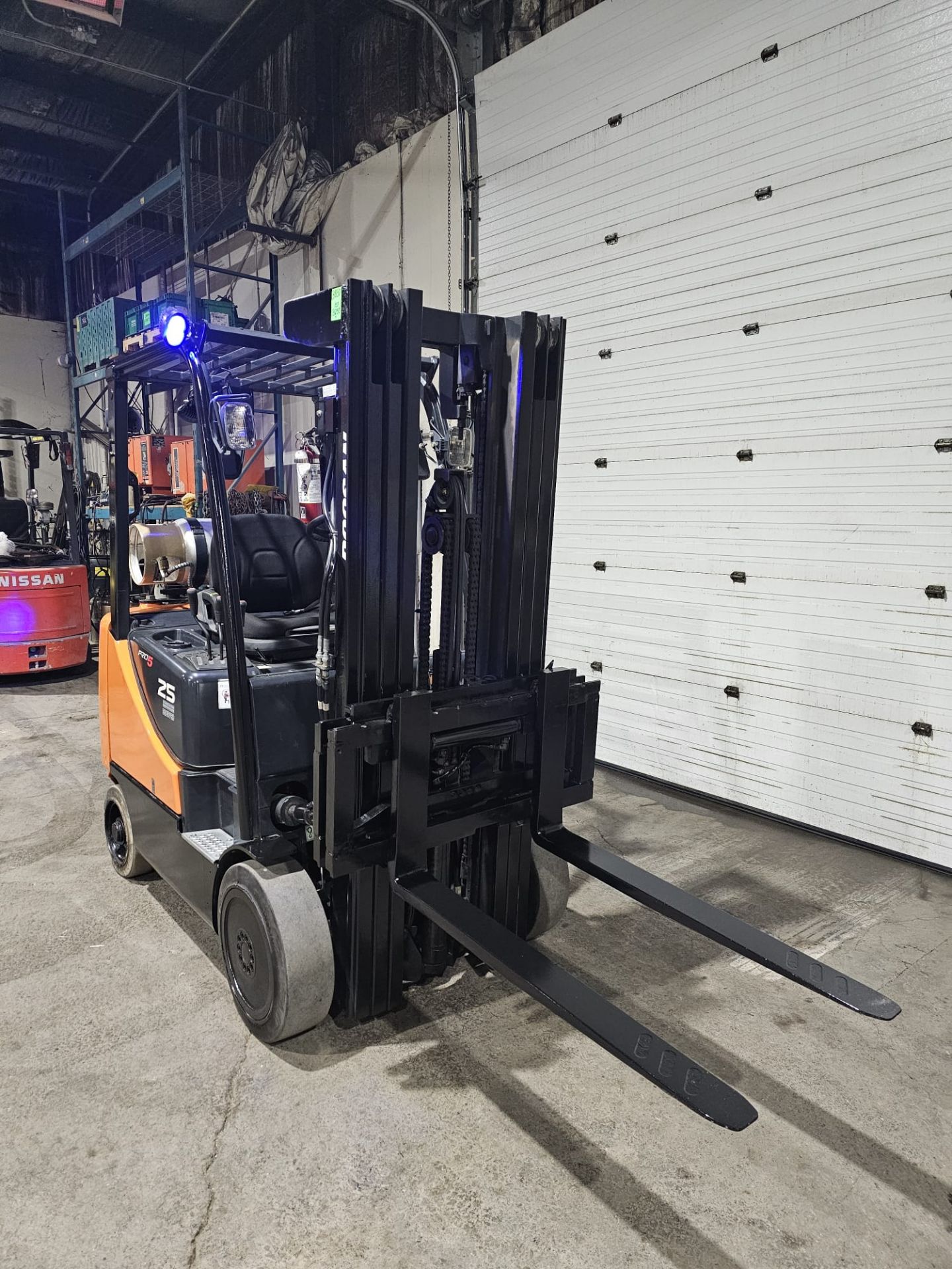 2015 DOOSAN 5,000lbs Capacity LPG (Propane) Forklift with sideshift 3-STAGE MAST with 189" LOAD - Image 4 of 5
