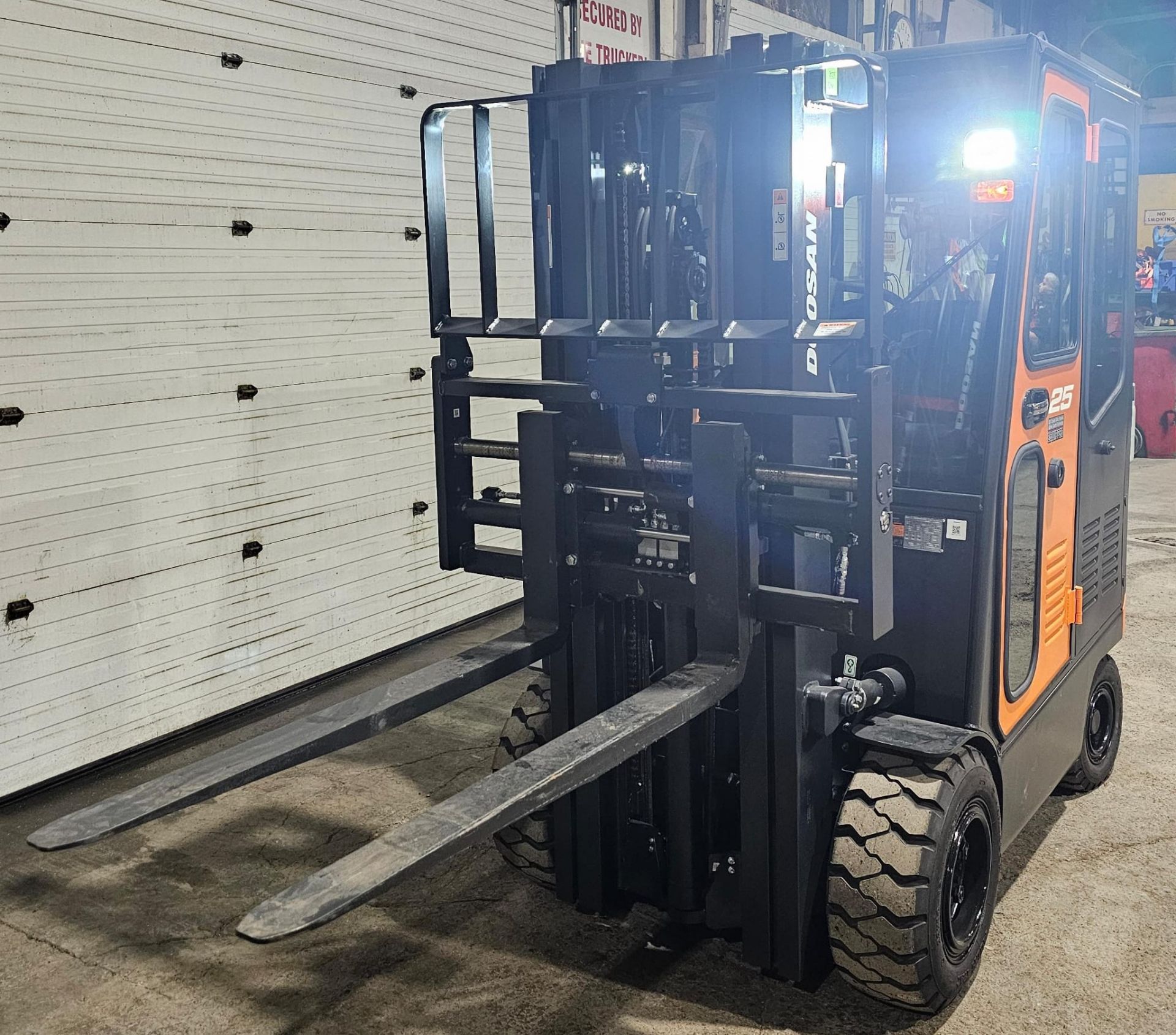 2023 NEW DOOSAN 5,000lbs Capacity OUTDOOR Forklift BRAND NEW BATTERY 48V with 0 Hours with Sideshift - Image 21 of 24