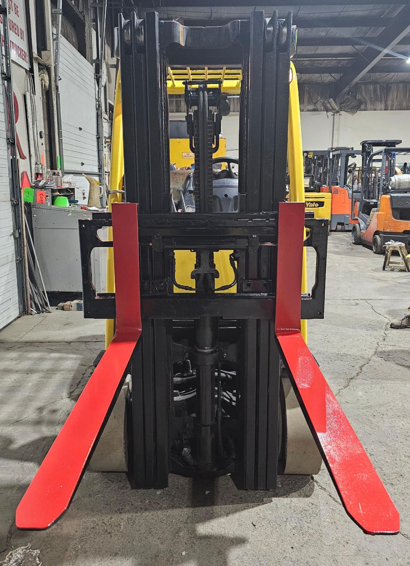 2015 Hyster 5,000lbs Capacity LPG (Propane) Forklift with sideshift & 3-STAGE MAST & Non marking - Image 3 of 4