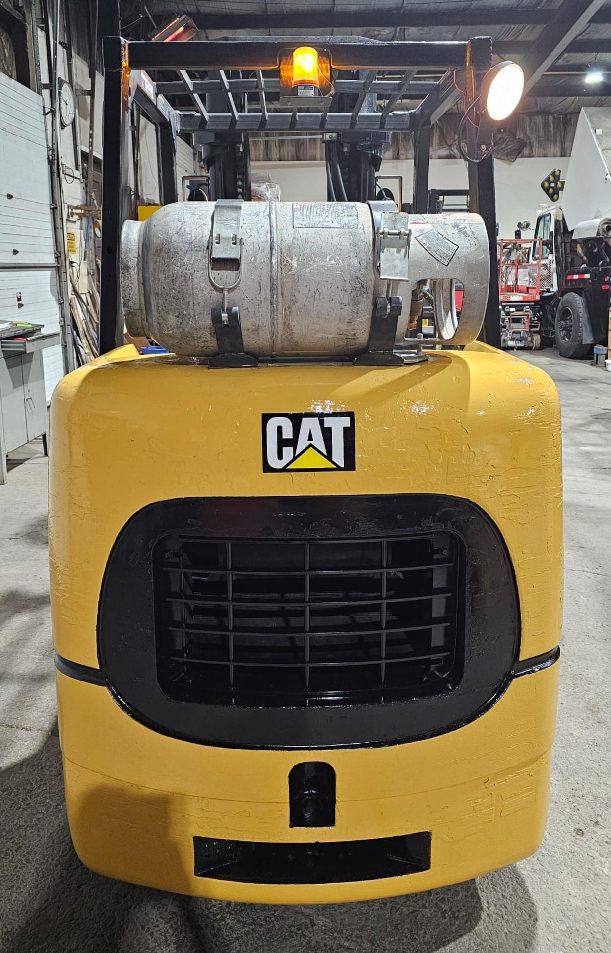 CAT 9,000lbs Capacity LPG (Propane) Forklift with sideshift & 3-STAGE MAST 209" load height (no tank - Image 3 of 5