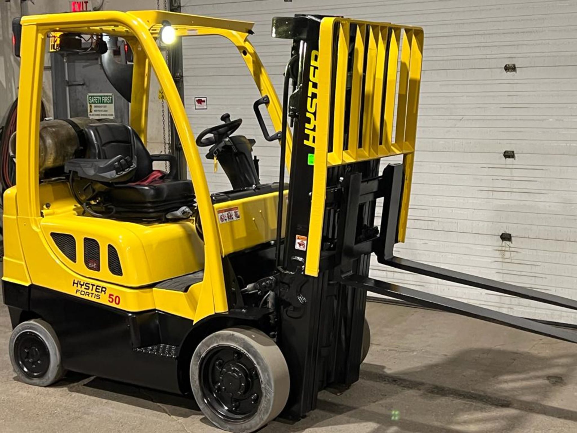 2014 Hyster 5,000lbs Forklift LPG (propane powered) with Sideshift and 3-stage Mast (no propane tank - Image 2 of 5