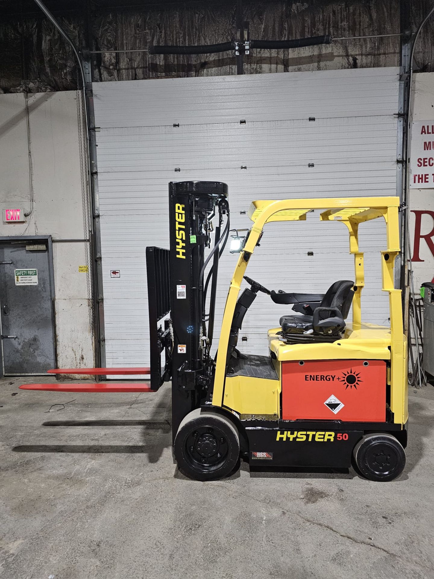 2015 Hyster 5,000lbs Capacity Forklift BRAND NEW BATTERY 48V 4-STAGE MAST with sideshift with 4