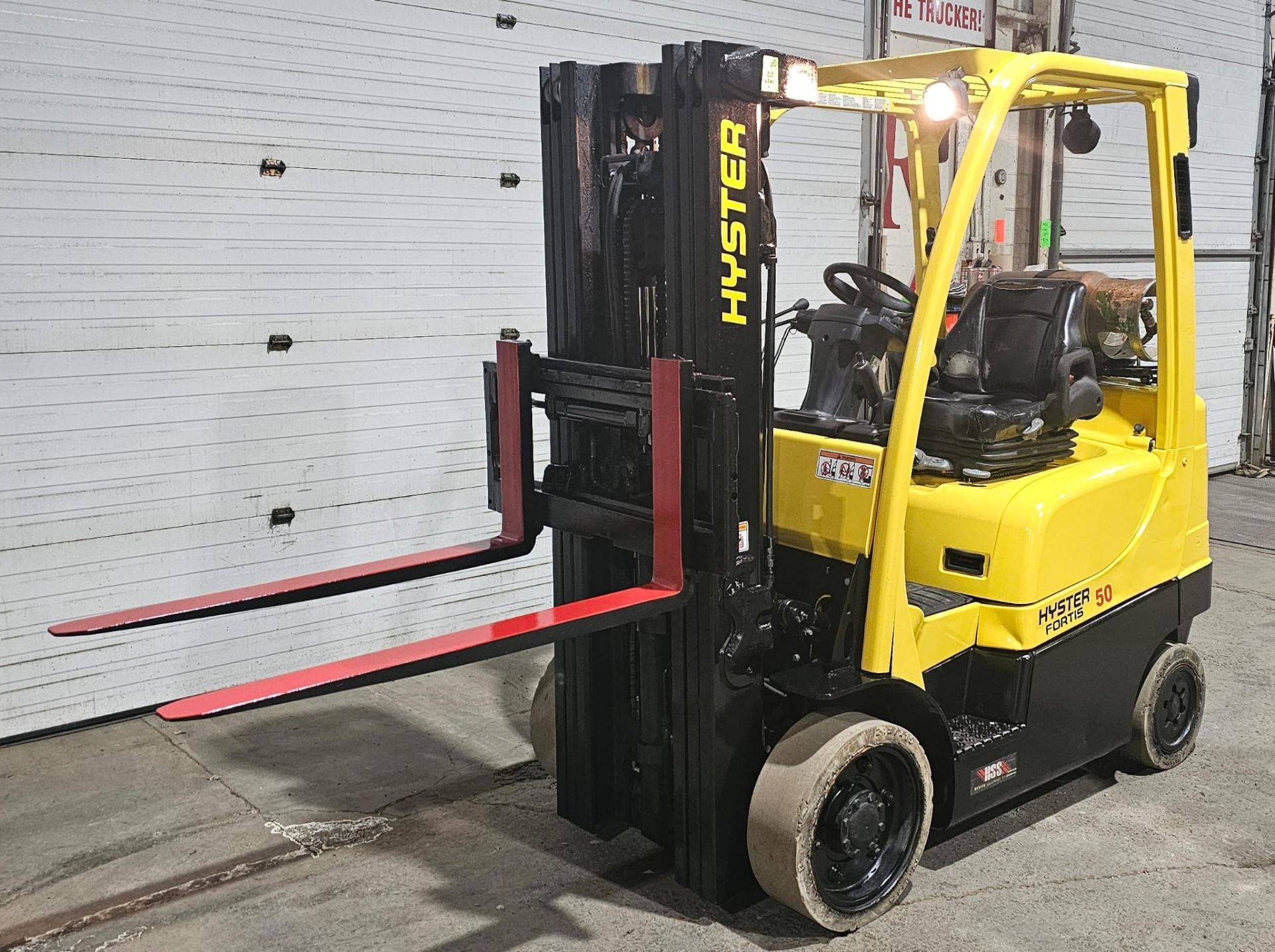 2015 Hyster 5,000lbs Capacity LPG (Propane) Forklift with sideshift & 3-STAGE MAST & Non marking - Image 2 of 4