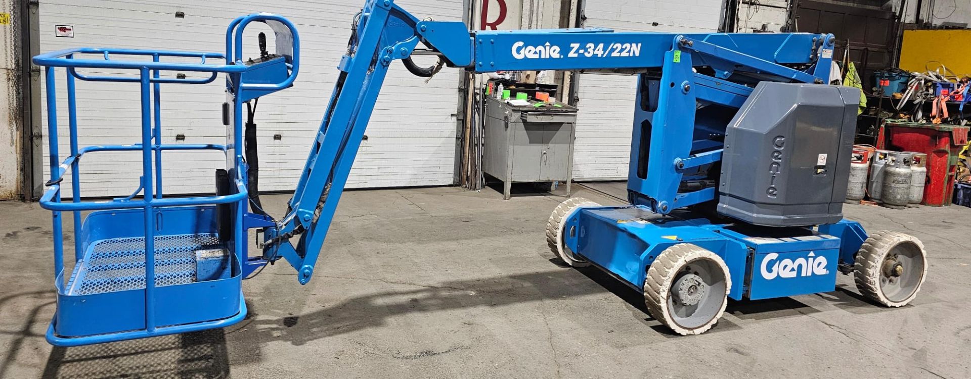 Genie Boom Lift Model Z34N 500lbs 2 person Capacity INDOOR/OUTDOOR Electric 48V 34 ft platform - Image 4 of 10