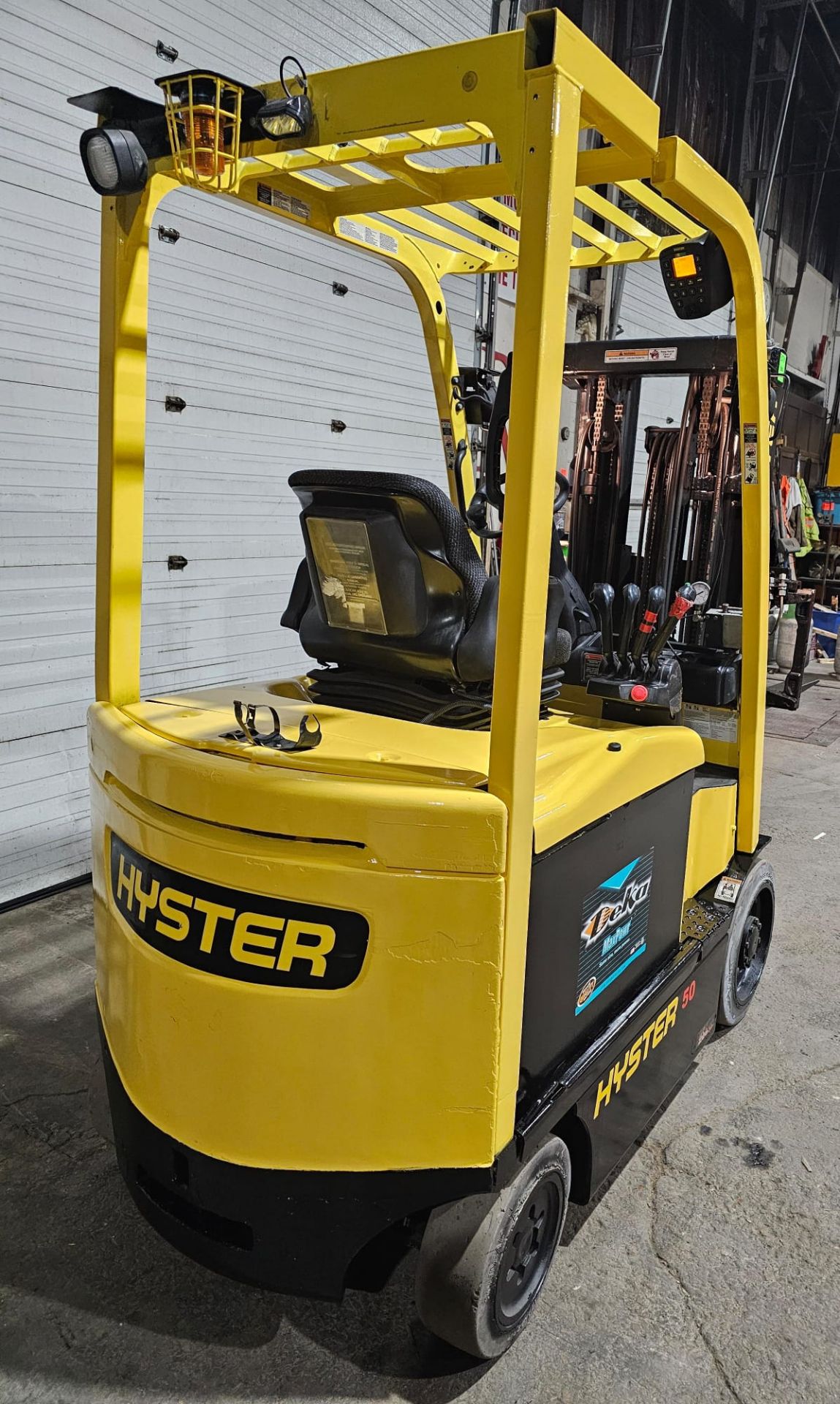 2014 Hyster 5,000lbs Capacity Electric Forklift 48V with sideshift 3-STAGE MAST 189" load height - Image 5 of 8