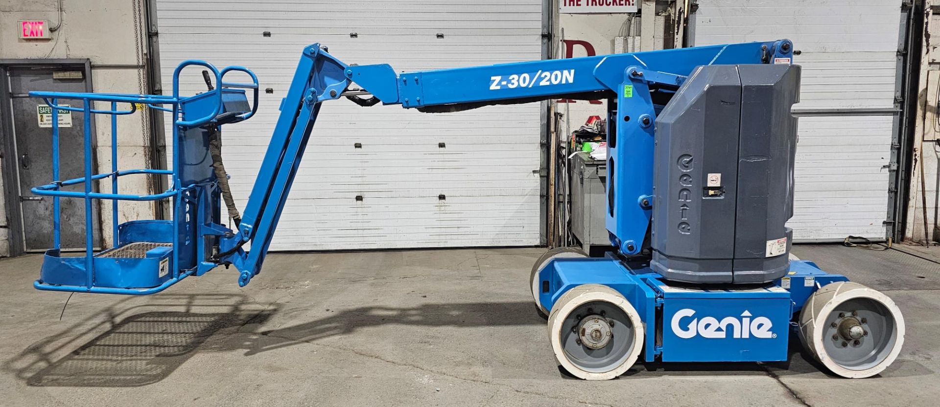 Genie model Z-30/20N Zoom Boom Electric Motorized Man Lift 30' Height & 21' Reach - with 24V Battery - Image 3 of 9