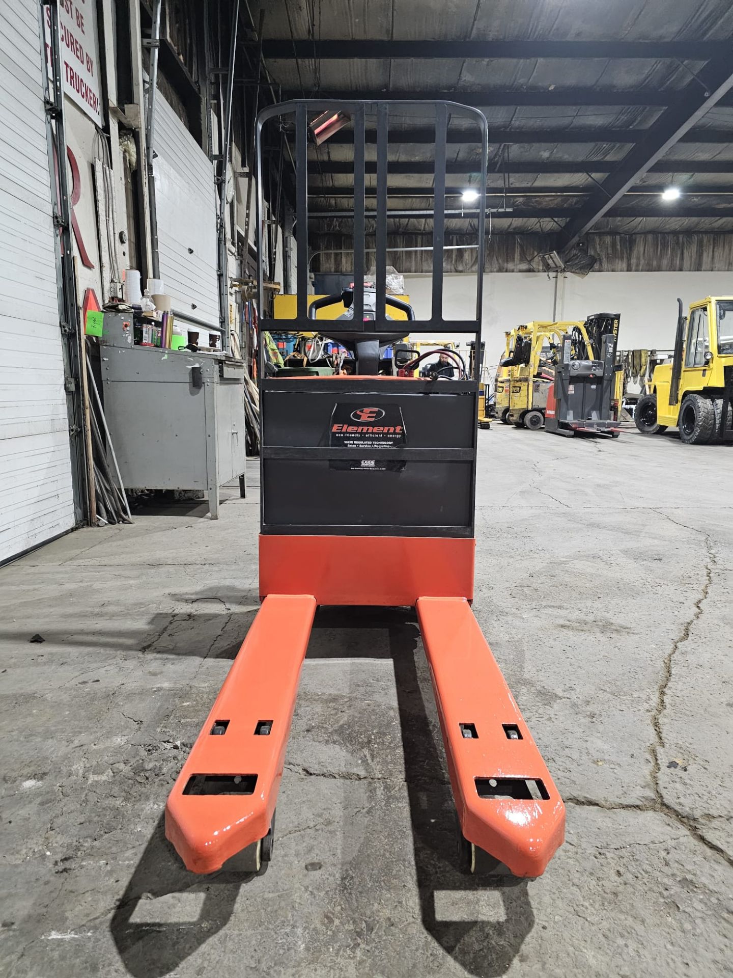 TOYOTA 4,500lbs capacity Powered Pallet Cart 24V BATTERY - Walkie unit with built in Charger - LOW - Image 6 of 6