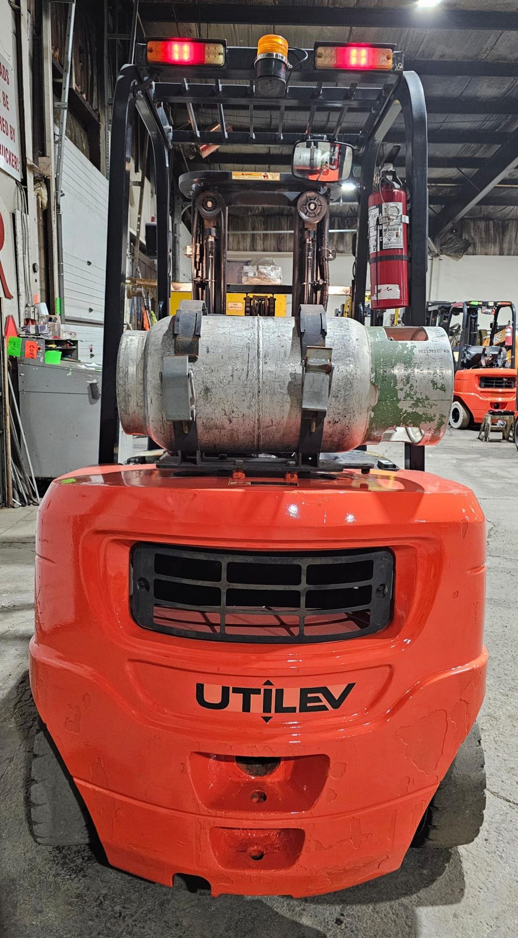 2016 Utilev 5,000lbs Capacity LPG (Propane) OUTDOOR Forklift with sideshift & 3-STAGE MAST & tires - Image 4 of 6