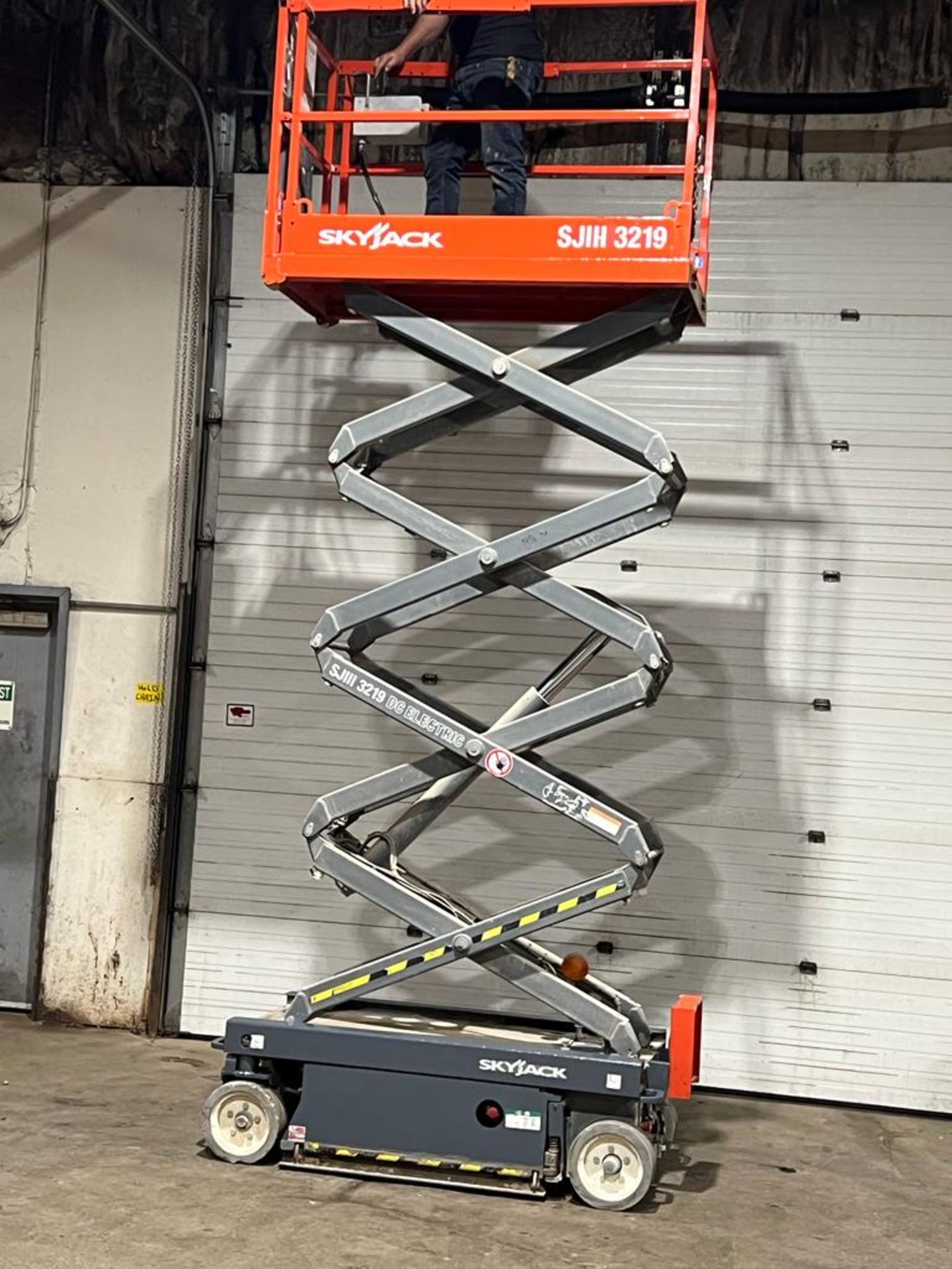 2013 SkyJack III Electric Scissor Lift model 3219 - 19 feet lift, 32 inch width deck with pendant - Image 2 of 2