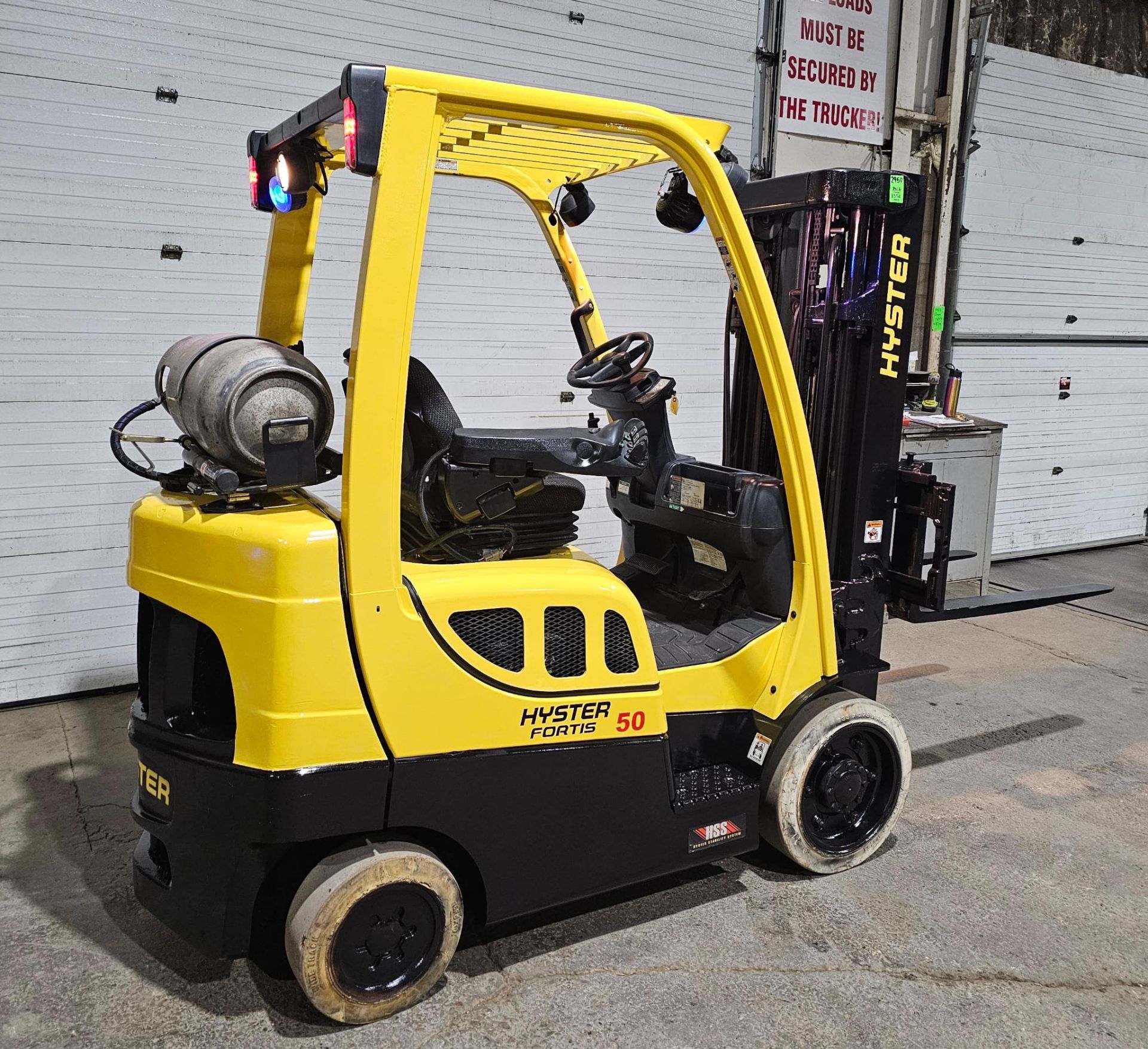 2016 HYSTER 5,000lbs Capacity LPG (Propane) Forklift with sideshift & 4 function & fittings & 3- - Image 3 of 10