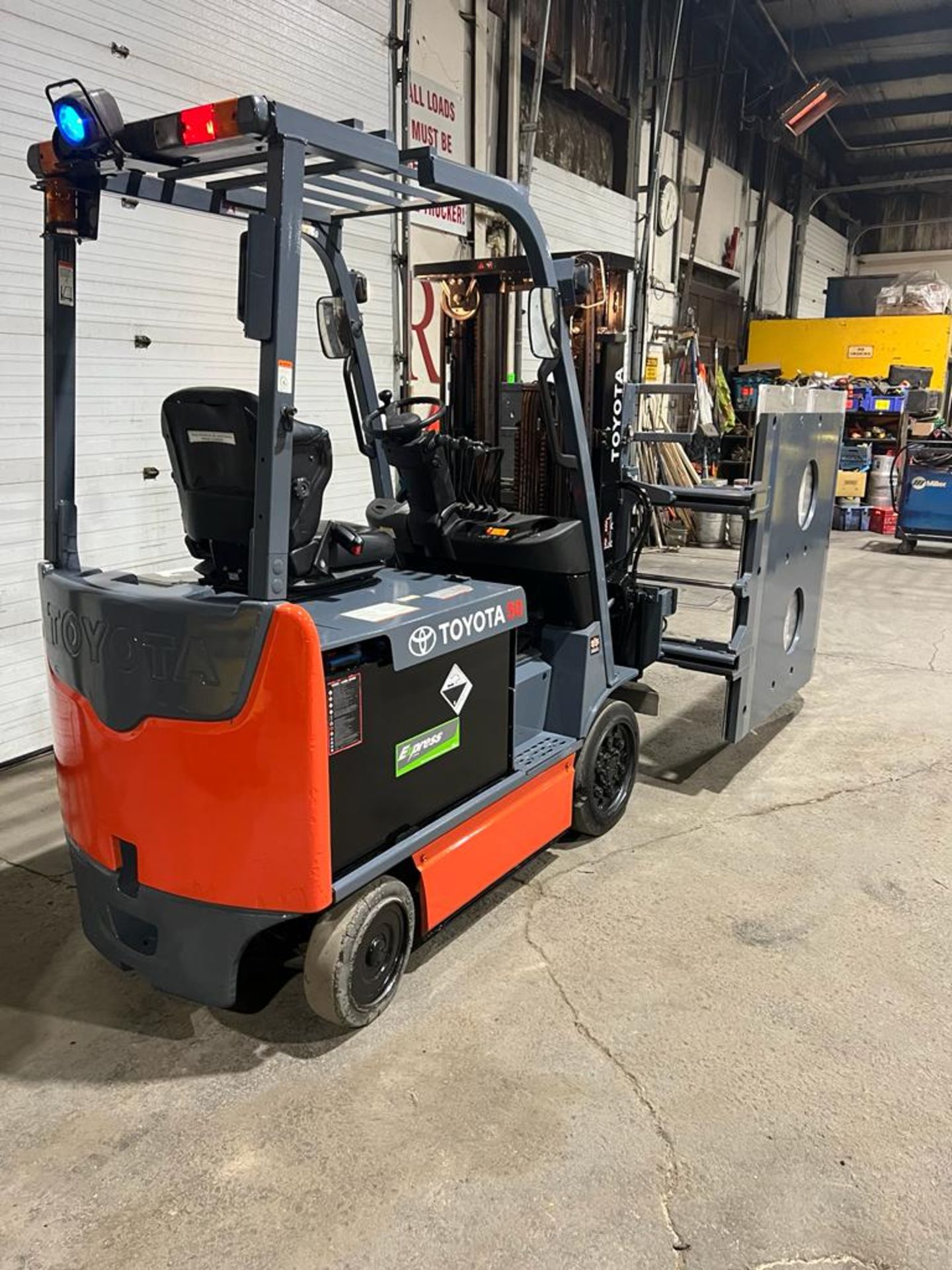 2016 Toyota 5,000lbs Capacity Electric Forklift 48V with LORON CLAMP & 3-STAGE MAST & Non Marking - Image 5 of 7