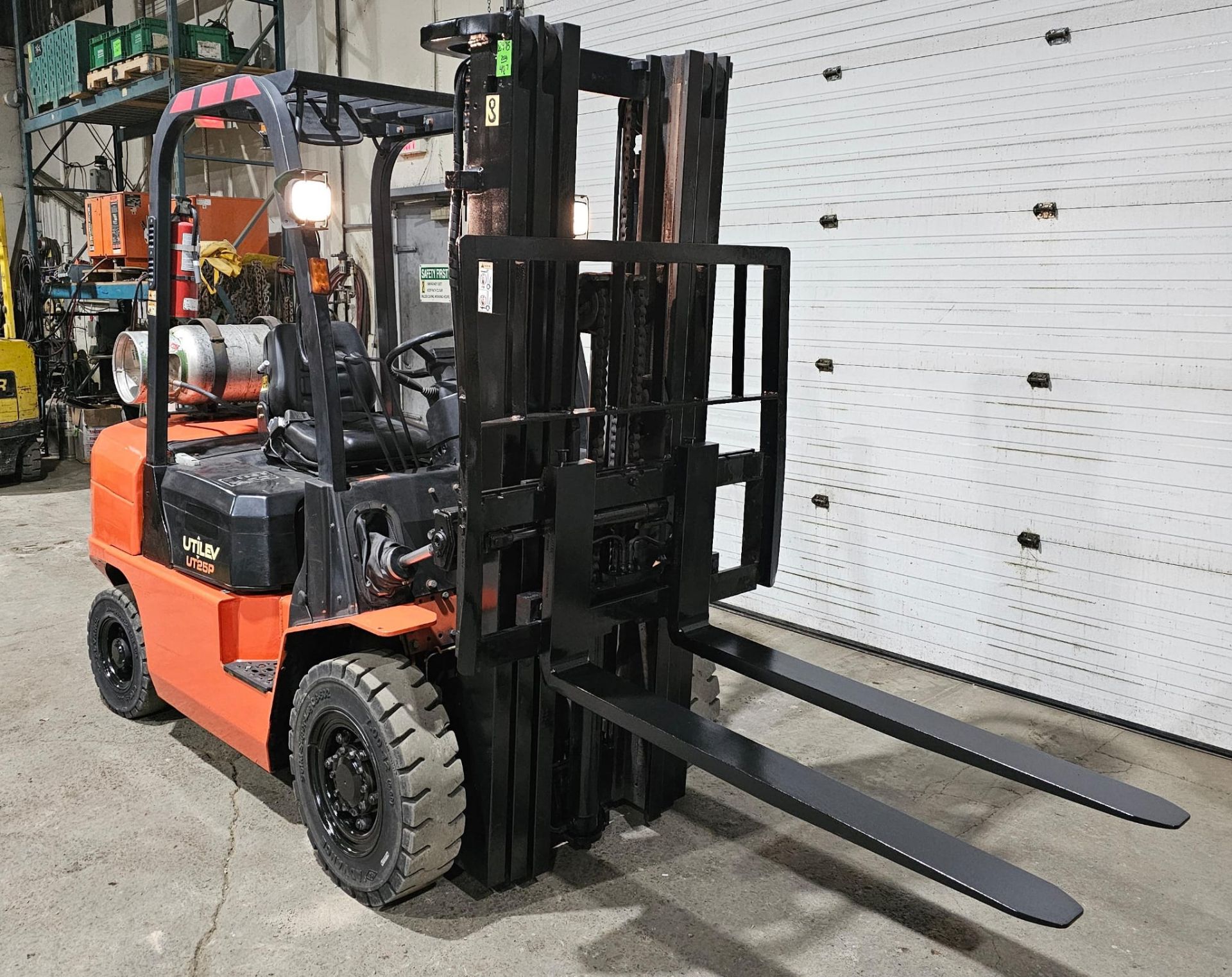 2016 Utilev 5,000lbs Capacity LPG (Propane) OUTDOOR Forklift with sideshift & 3-STAGE MAST & tires - Image 5 of 6