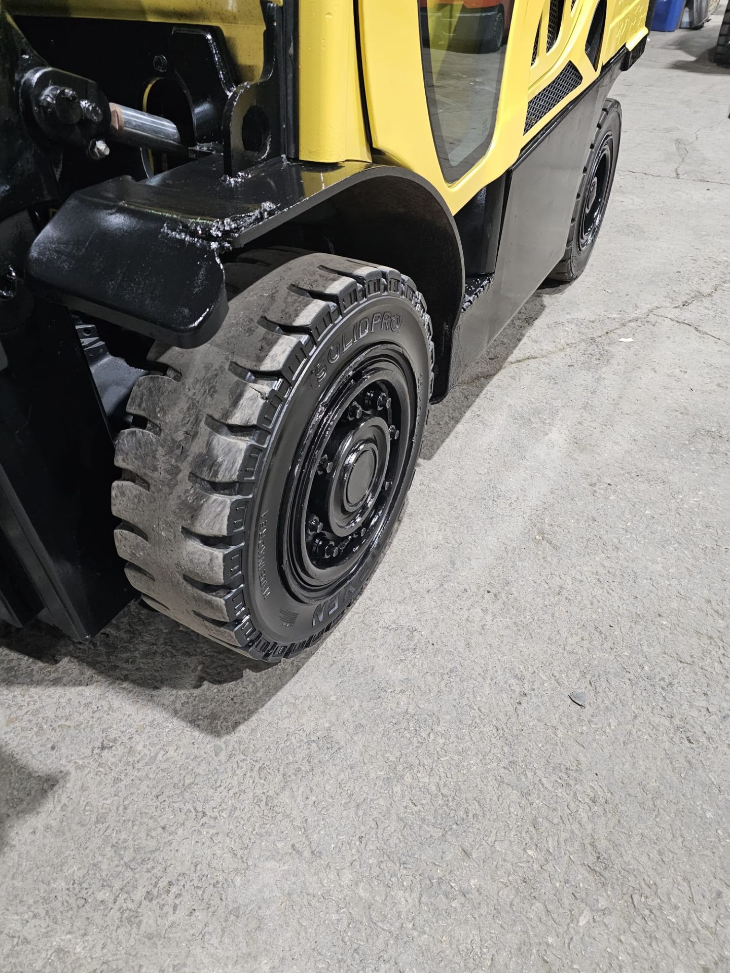 2017 Hyster 8,000lbs Capacity OUTDOOR Forklift NEW 72" Forks & NEW Sideshift, Diesel & 3 STAGE - Image 8 of 11