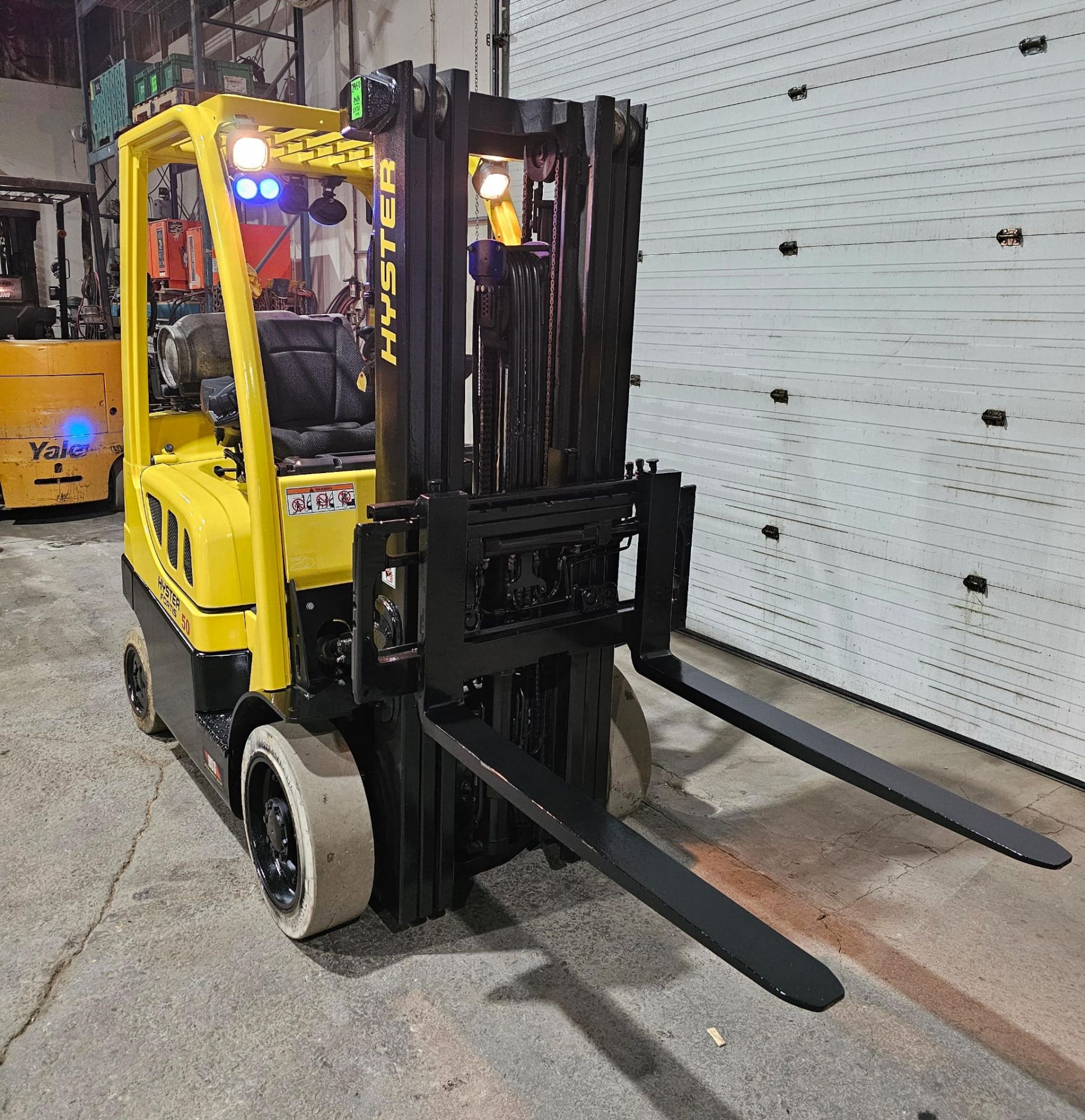 2016 HYSTER 5,000lbs Capacity LPG (Propane) Forklift with sideshift & 4 function & fittings & 3- - Image 9 of 10