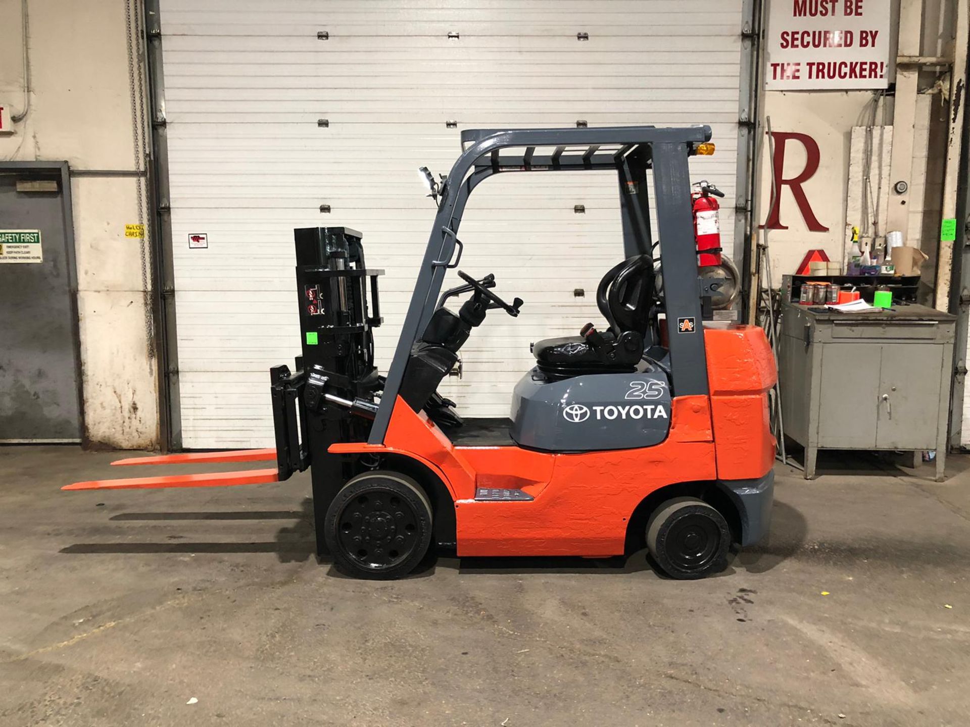 2006 Toyota 5,000lbs Capacity LPG (Propane) Forklift with sideshift and 3-STAGE MAST Trucker Mast (