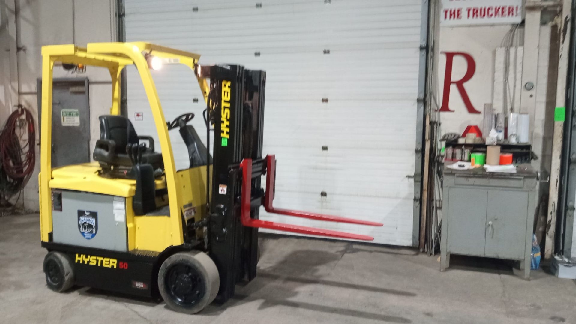 2015 Hyster 5000lbs Capacity Forklift Electric with 48v Battery & 3-STAGE MAST with Sideshift with - Image 2 of 6