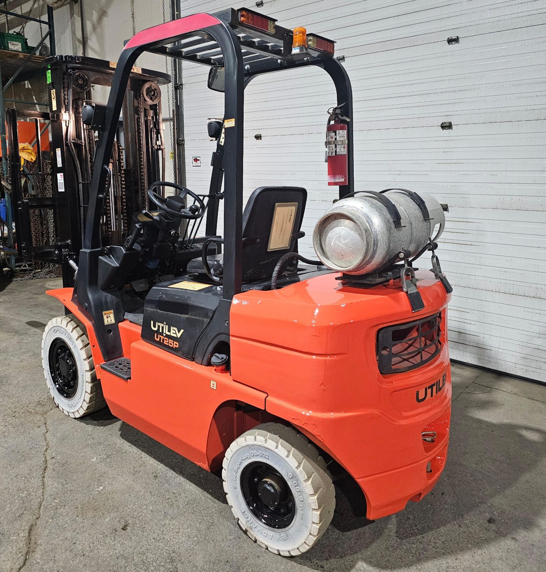 2016 Utilev 5,000lbs Capacity LPG (Propane) OUTDOOR Forklift with sideshift & 3-STAGE MAST & tires - Image 3 of 7