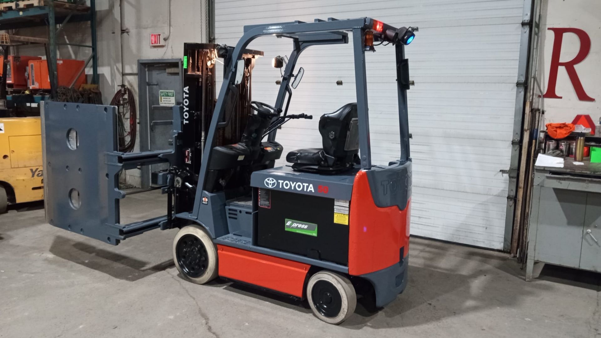 2016 Toyota 5,000lbs Capacity Electric Forklift 48V with LORON CLAMP & 3-STAGE MAST & Non Marking - Image 5 of 11